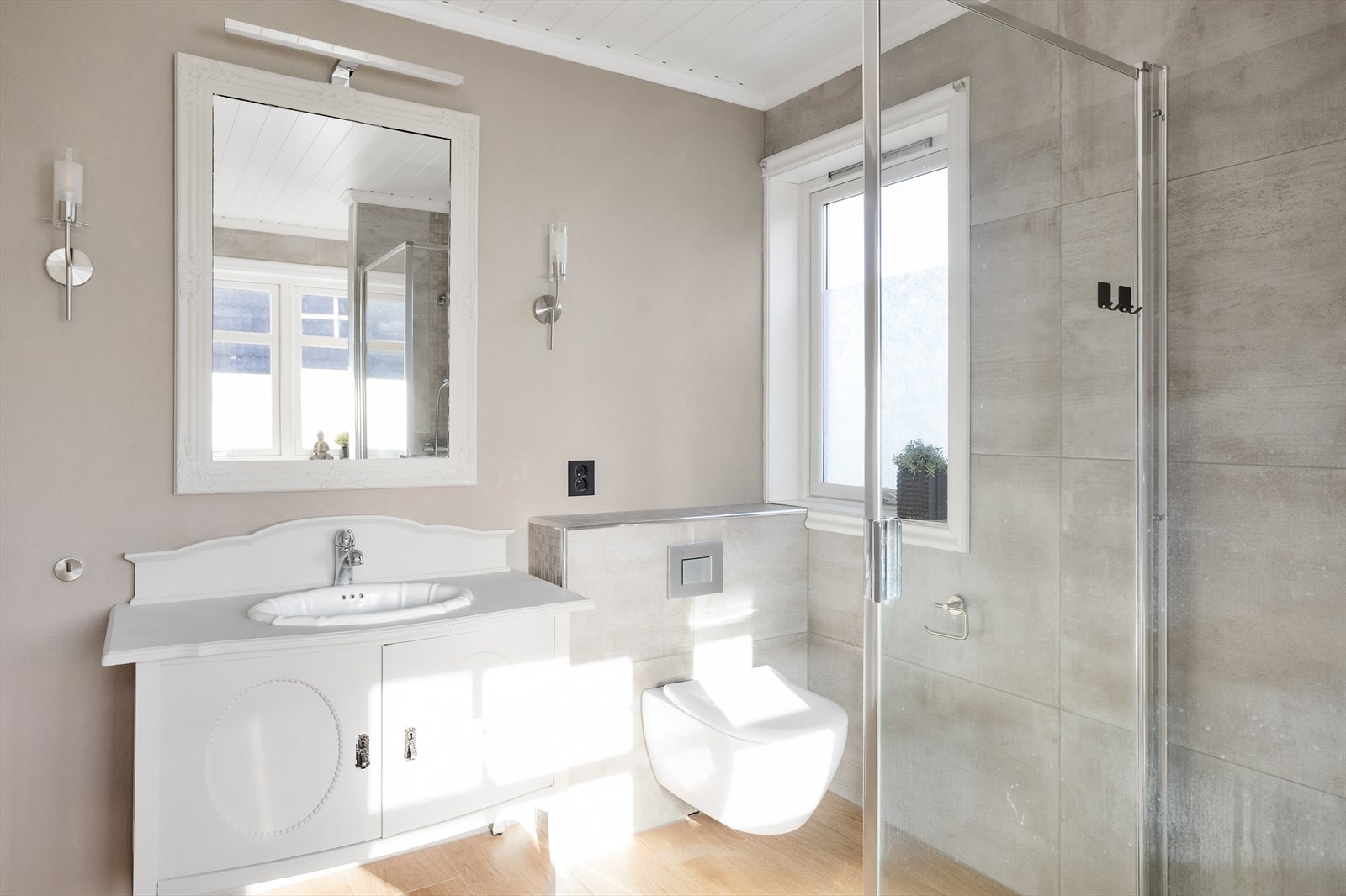 Forseggjort servant og speil Galleribilde