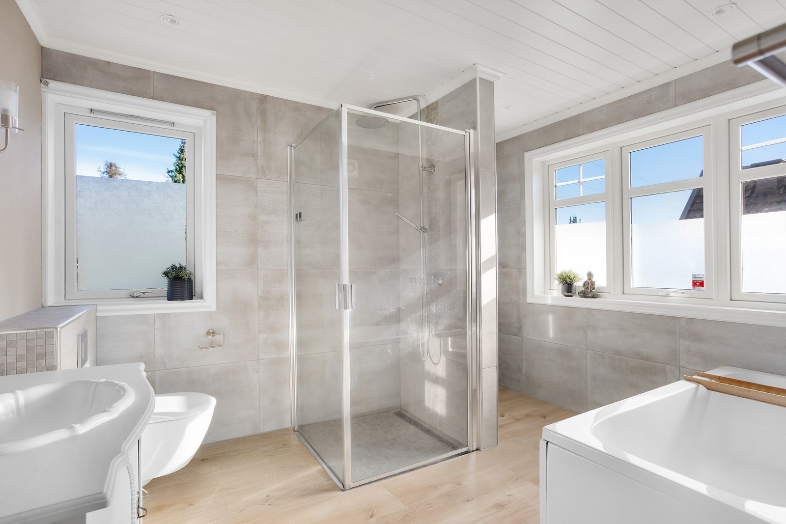 Stort baderom med wc, servant, dusj og badekar Galleribilde