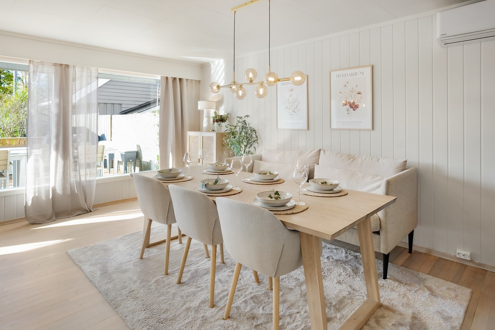 Stue og spisestue er malt i duse og tidsriktige farger Galleribilde