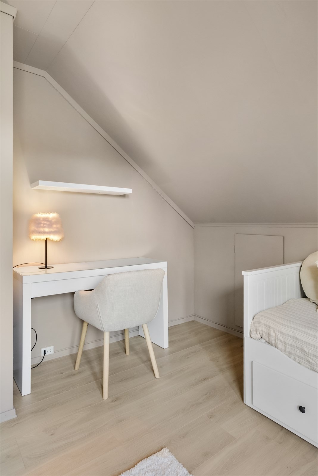 2 av 3 soverom. Ekstra lagringsplass i kneloft i 2. etasje Galleribilde