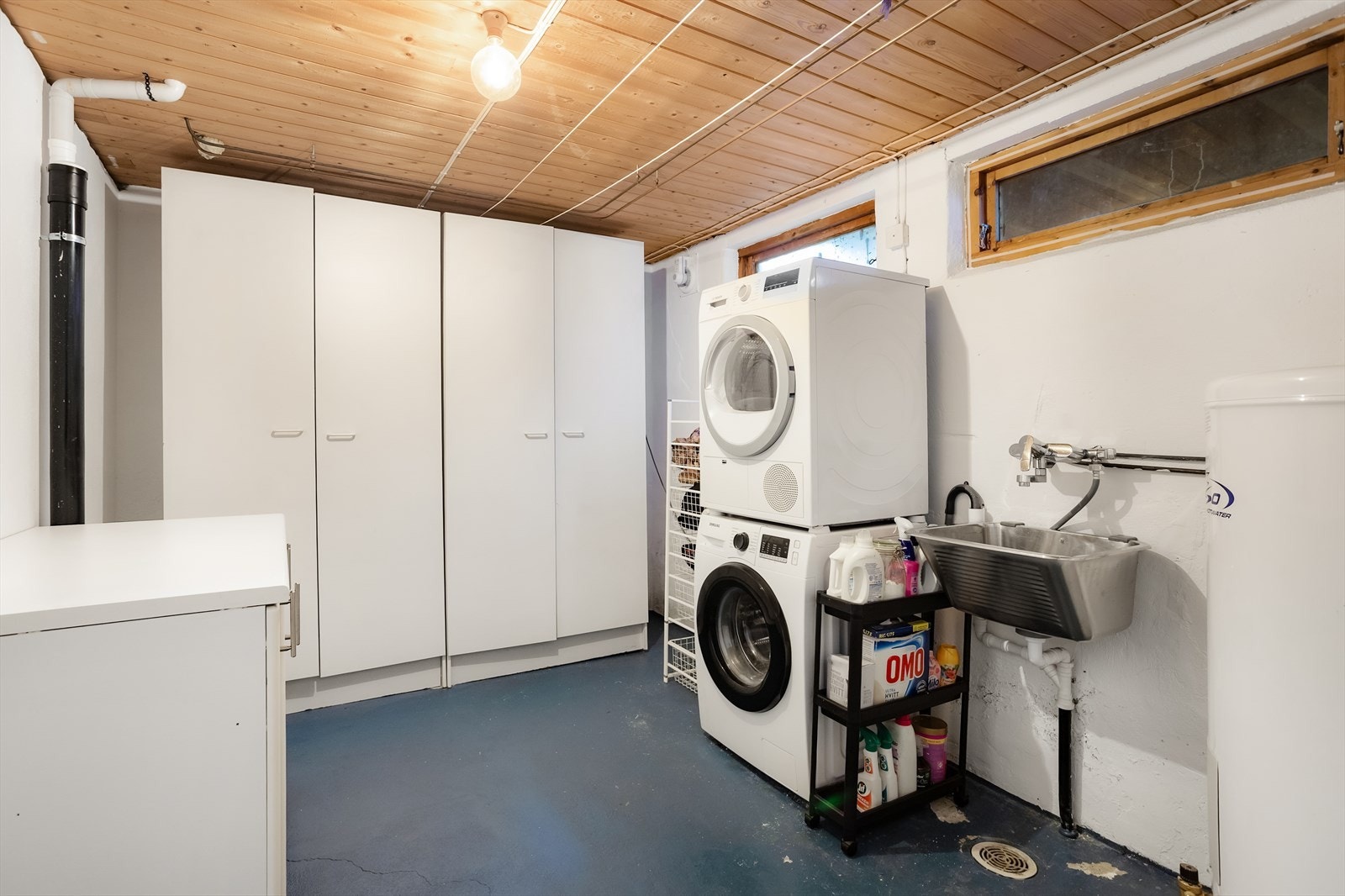 Praktisk vaskerom i underetasje Galleribilde