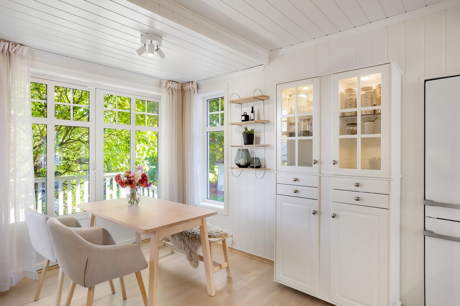 Kjøkken med god plass til spisebord og utgang til frokostbalkong/trapp til hagen Galleribilde