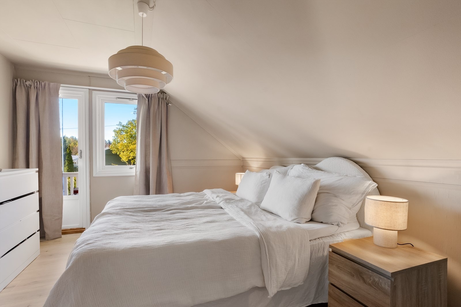 3 av 3 soverom - Hovedsoverom med utgang til luftebalkong Galleribilde