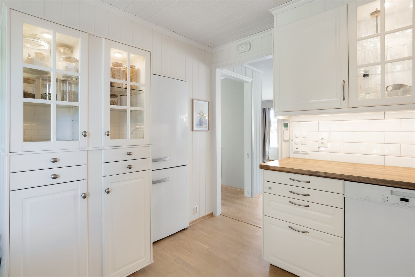 Vitrineskap med god oppbevaringsplass følger med i handelen Galleribilde