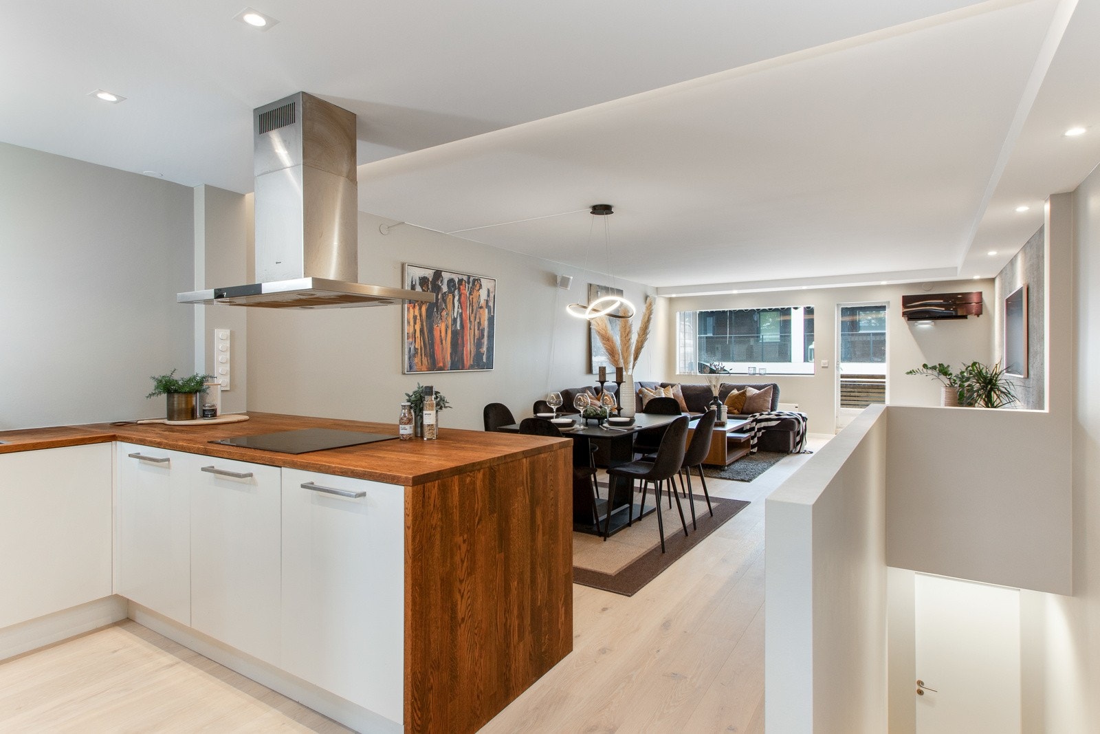 Kjøkkenet har en moderne og stilig innredning fra 2011, plassert i en smart U-form, i åpen løsning med stuen. Galleribilde