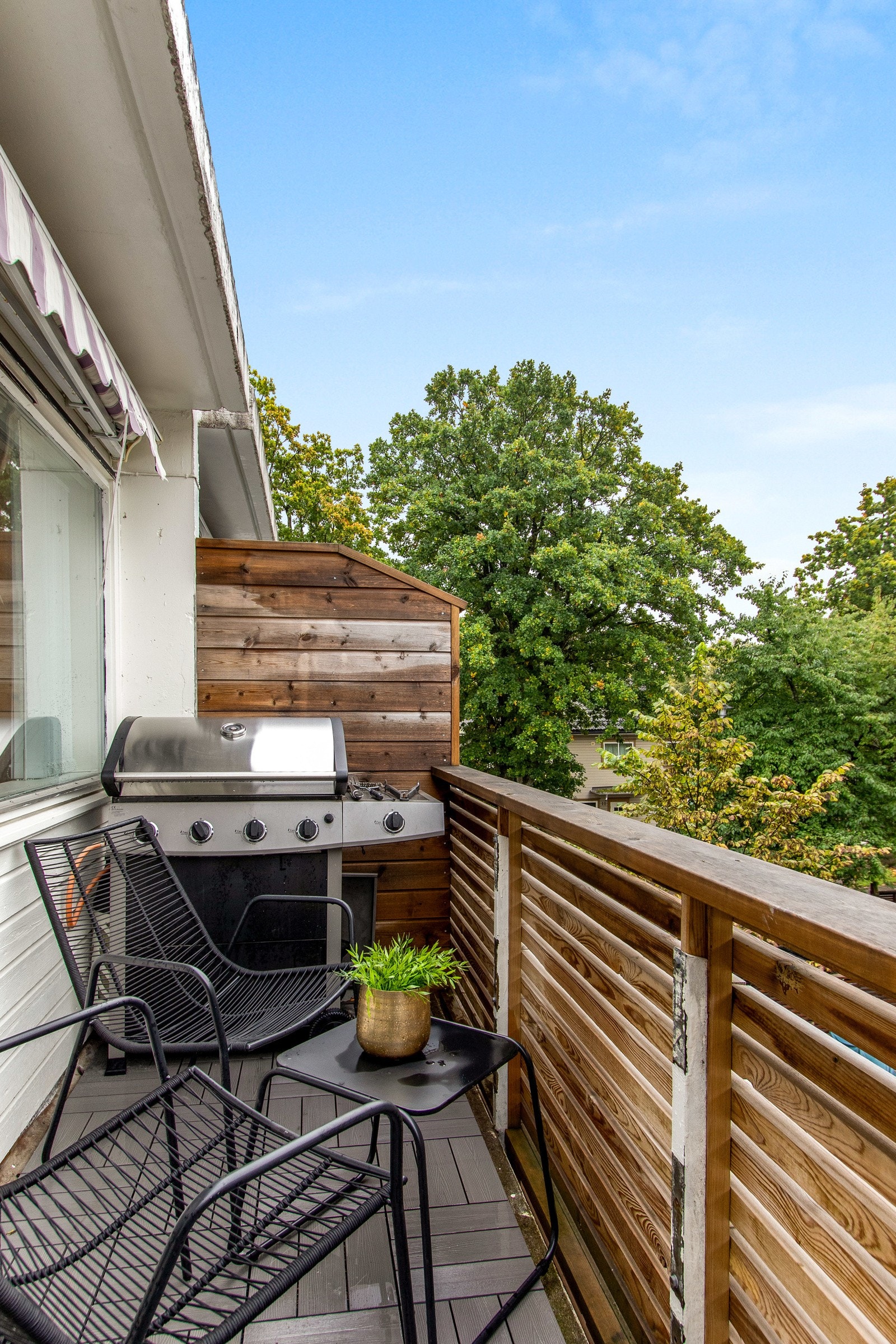 Plasseringen gir fine solforhold og utsyn til trær og grøntareal mellom byggene. Galleribilde