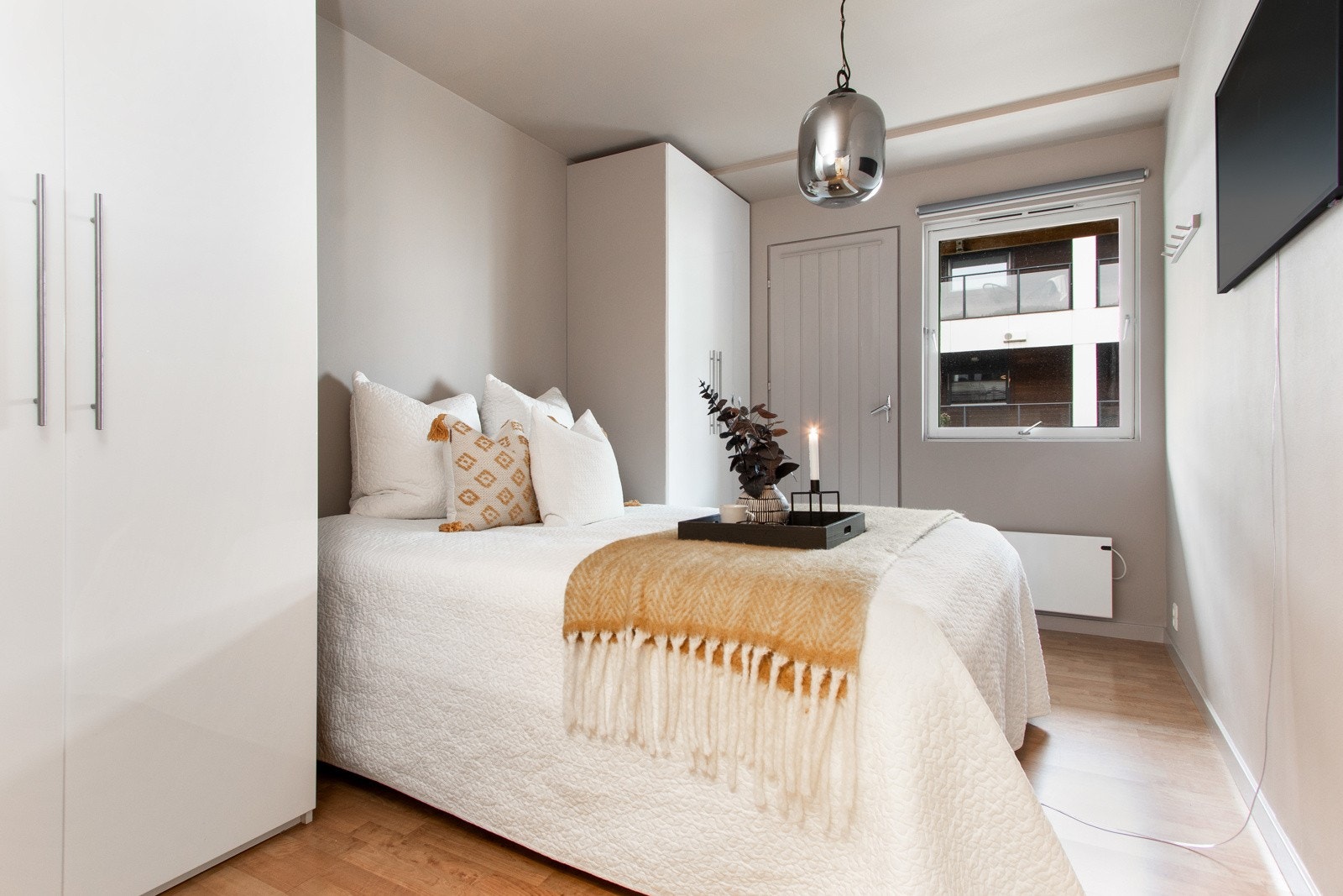 Leiligheten har to gode soverom, begge plassert i andre etasje med vinduer mot sydvest. Fra det største soverommet er det dør ut til en liten luftebalkong på ca. 2 kvm. Galleribilde