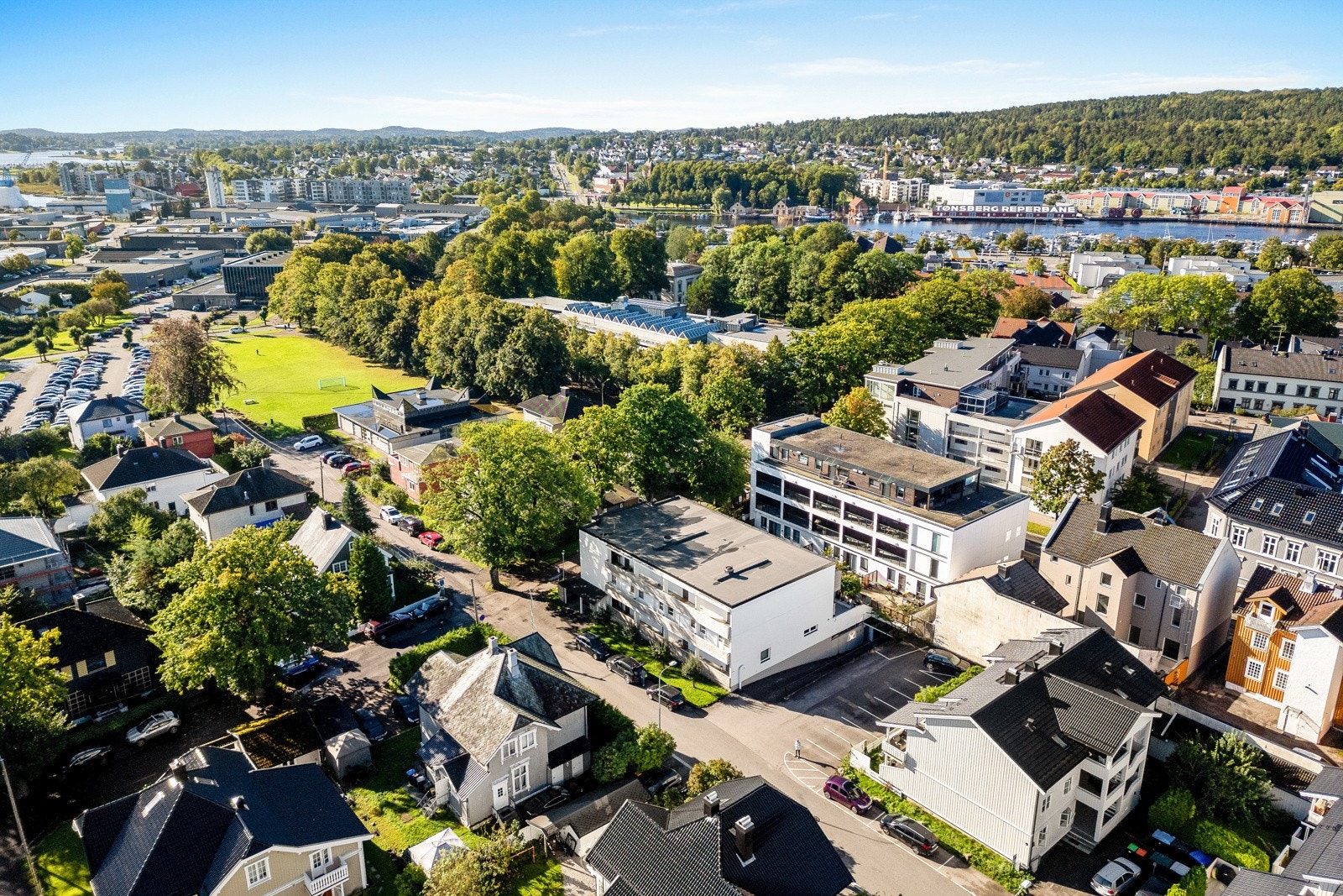 Beliggenheten er svært sentral, med kun 5 minutter til både Ollebukta, Torvet og brygga i Tønsberg. Eiendommen har også kort gang til Sykehuset i Vestfold. Galleribilde