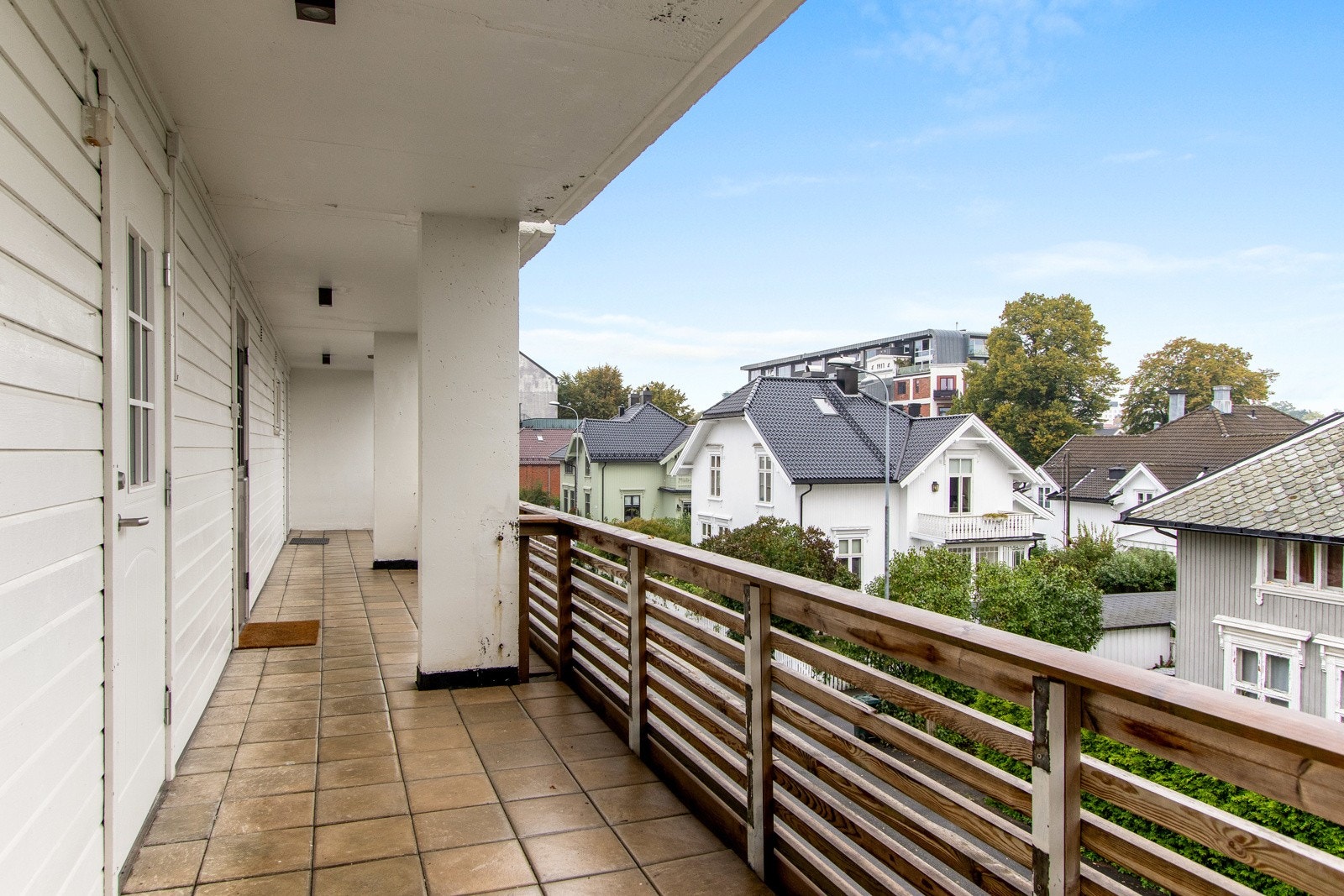 Leiligheten har inngang via en ytterdør fra 2023. Galleribilde