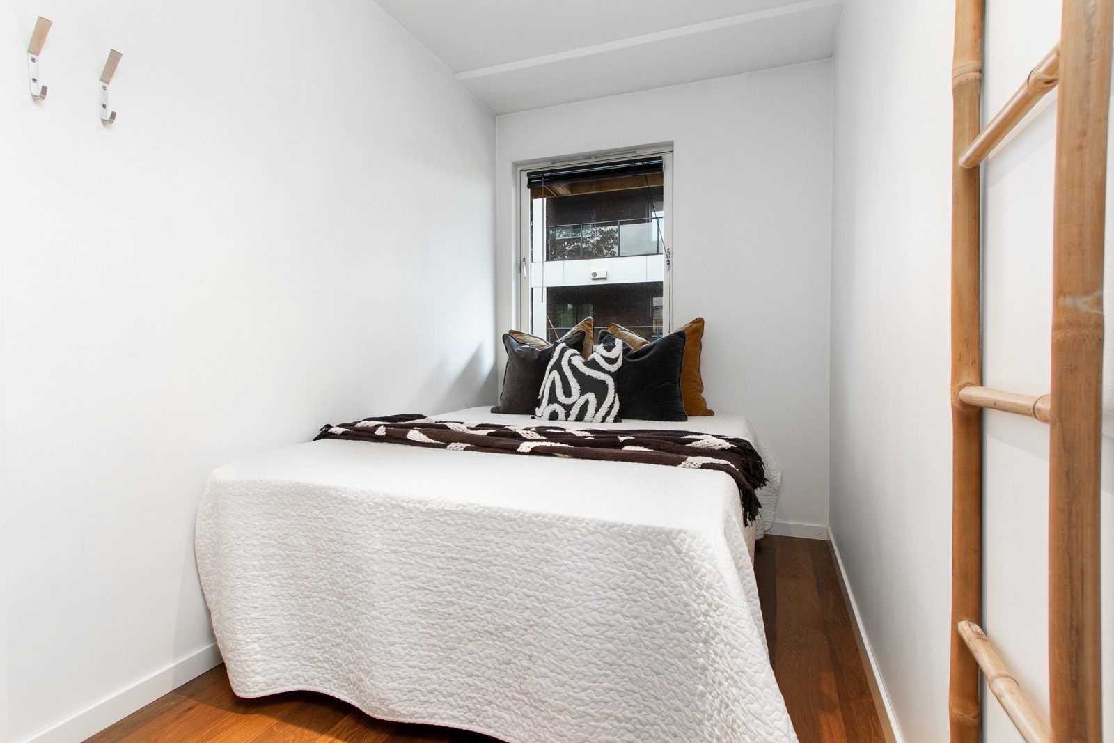 Rommene har laminatgulv, lysmalte vegger og listefritt tak. Galleribilde