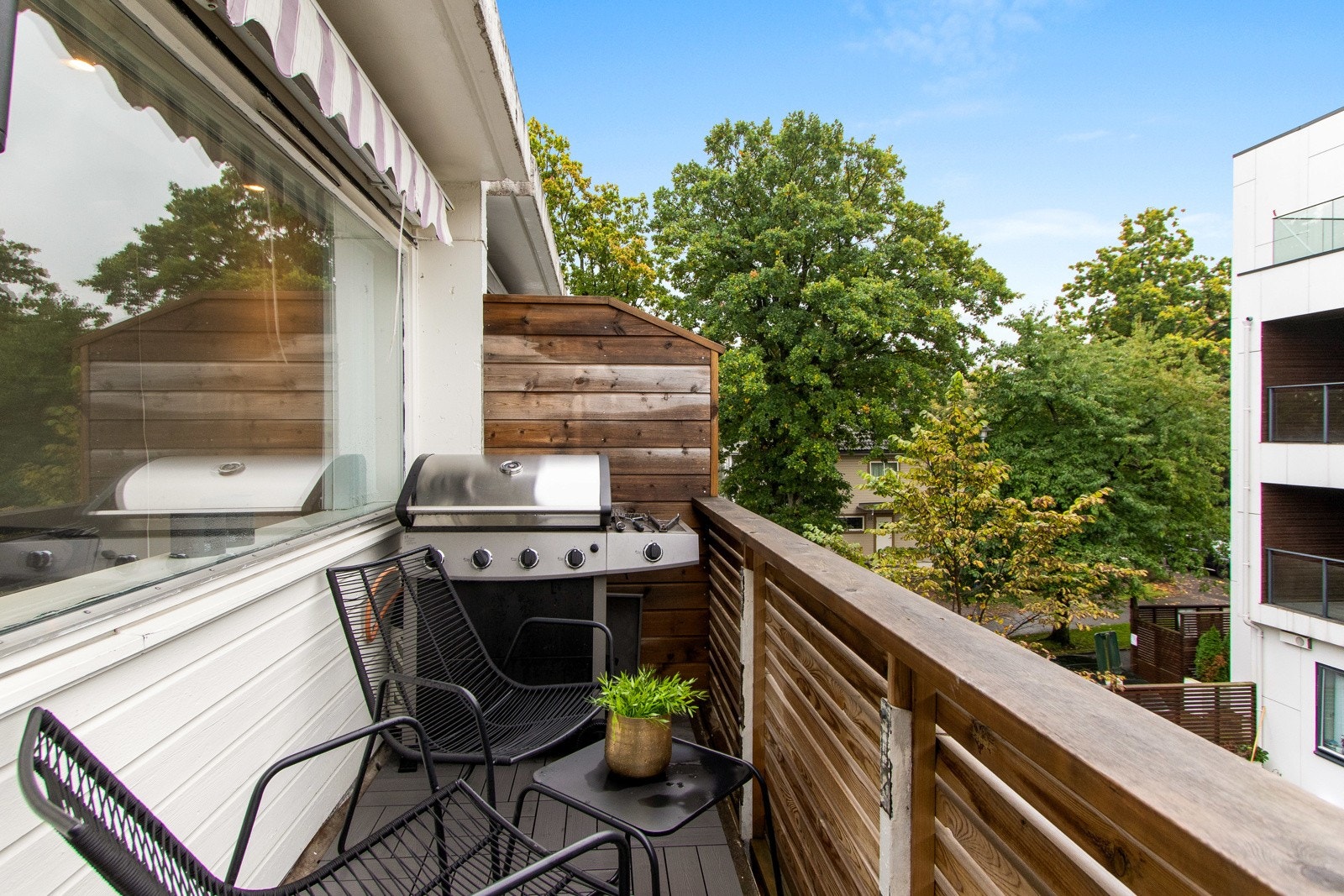 Balkongen har dekke av betong og rekkverk i tre. Galleribilde