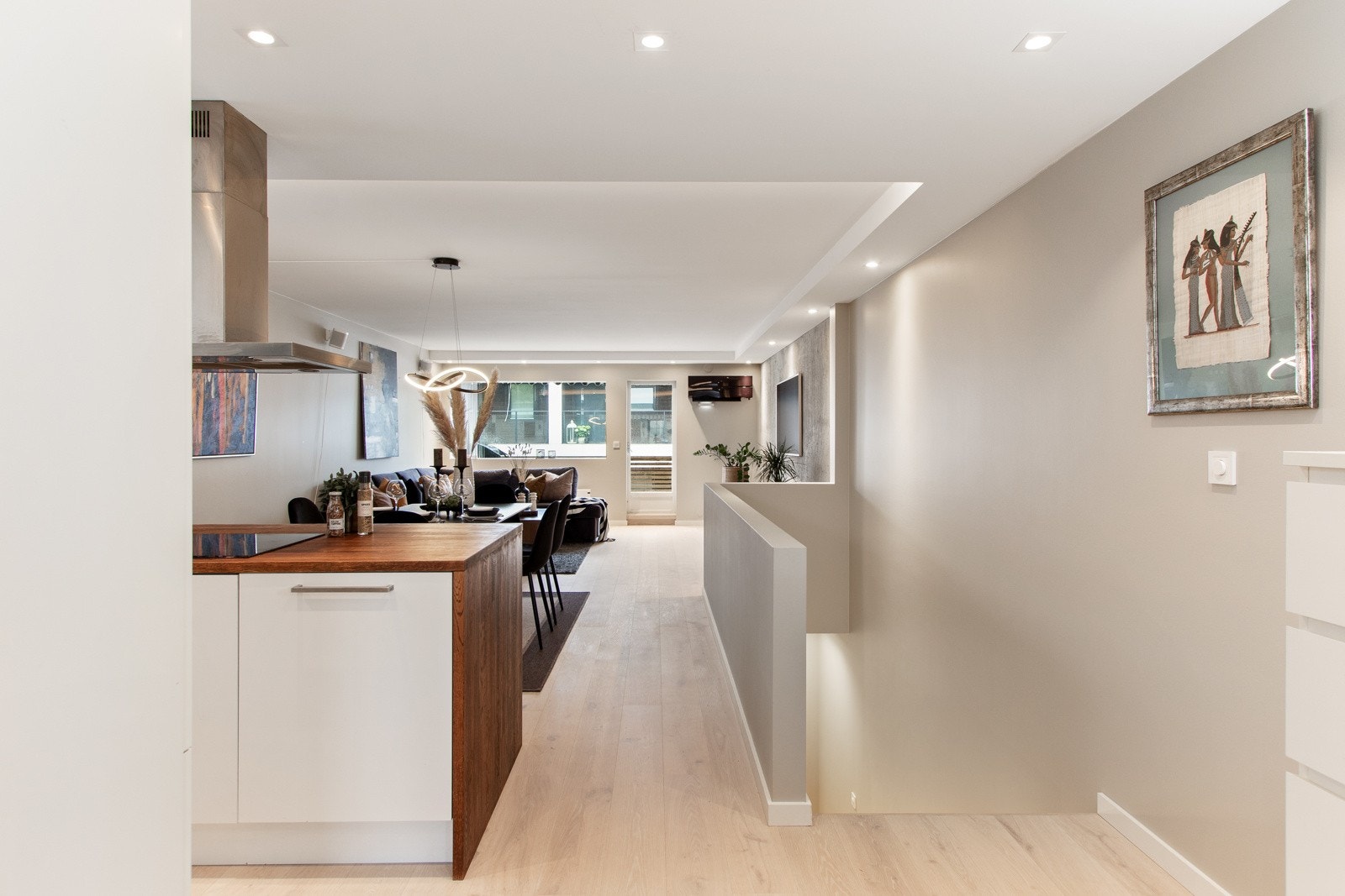 Øverste plan og gangen nede fikk nytt 1-stavs lys parkett fra Boen i 2023, og alle vegger foruten det minste soverommet ble malt, slik at det hele gir et stilrent og gjennomført moderne inntrykk. Galleribilde