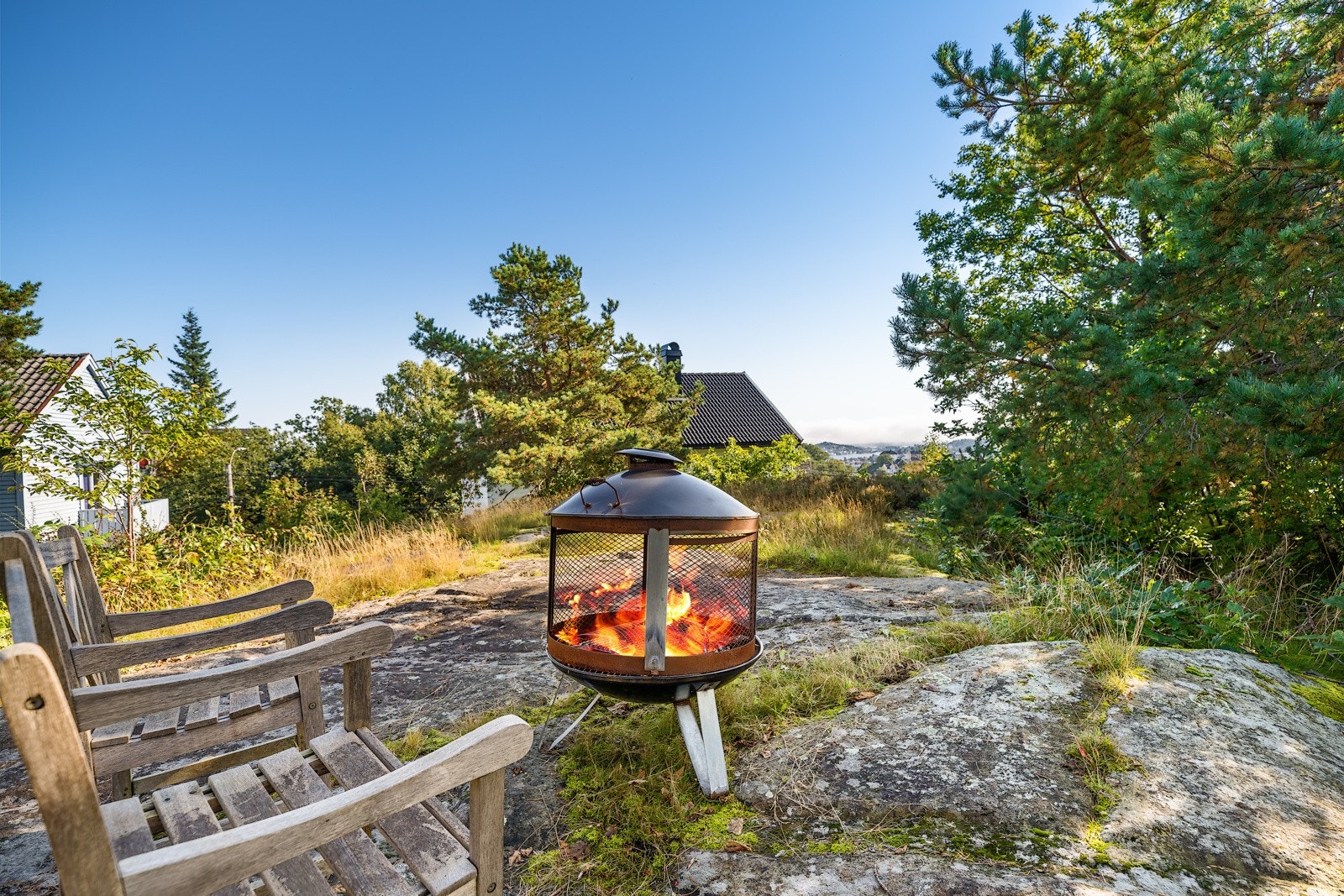 Det er noe utsikt til Galtesund og havet fra tomtens grense mot syd, hvor tomten grenser mot ubebygget kommunalt areal. Galleribilde