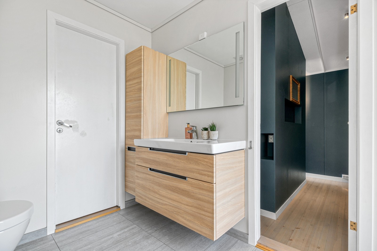 Fra badet har du direkte adkomst til hovedsoverommet og walk-in garderobe. Galleribilde