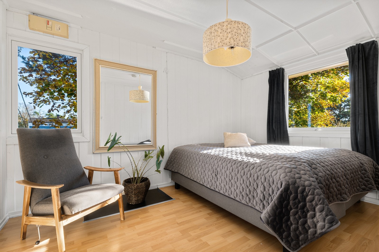 Boligen har til sammen fire soverom, fordelt med to i første etasje og to på halvplanet over. Galleribilde