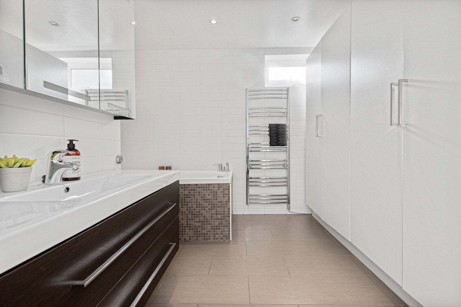 På badet har flere soner som inkluderer både dusjnisje og eget avlukke for guttetoalett. Galleribilde