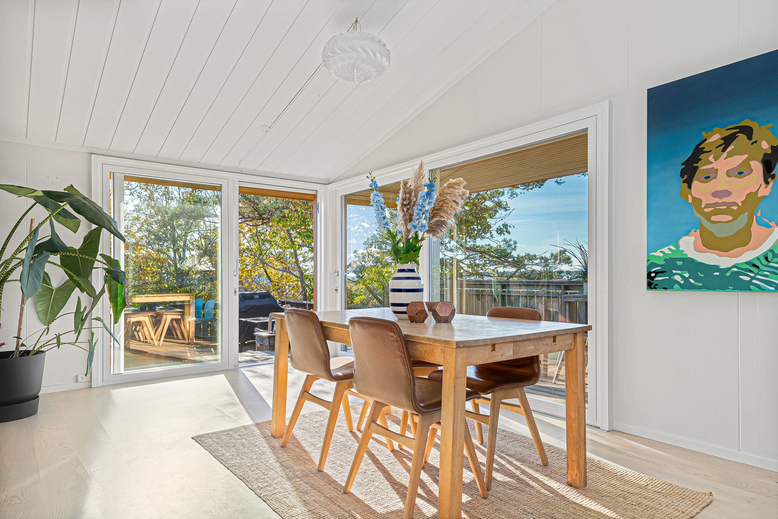 Store skyvedører fører ut til en herlig terrasse, og på sommerstid kan man nærmest viske bort skille mellom inne og ute. Galleribilde