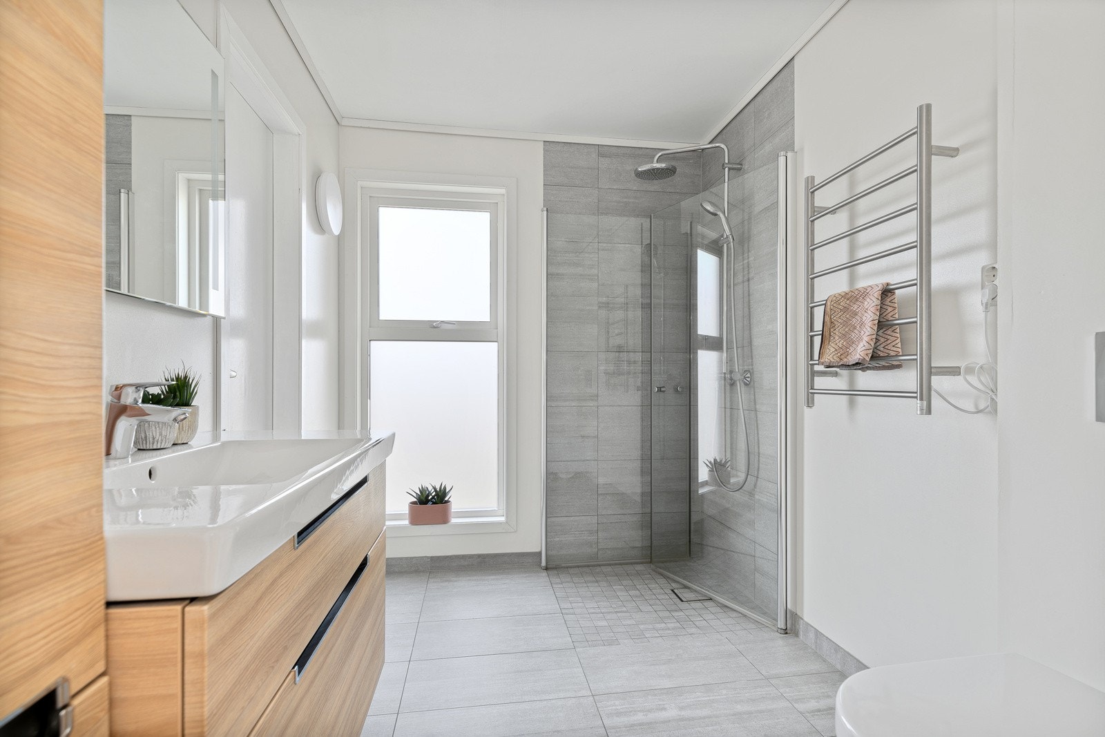 Badet oppe er fra 2016, med regnfallsdusj, vegghengt toalett og moderne innredning. Galleribilde