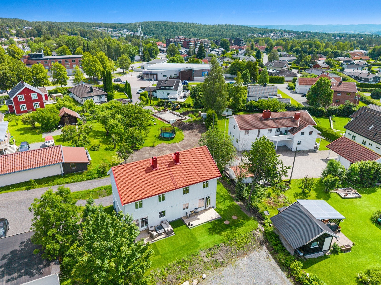 Boligen ligger meget sentralt på Konnerud med alle servicetibud i umiddelbar nærhet. Galleribilde