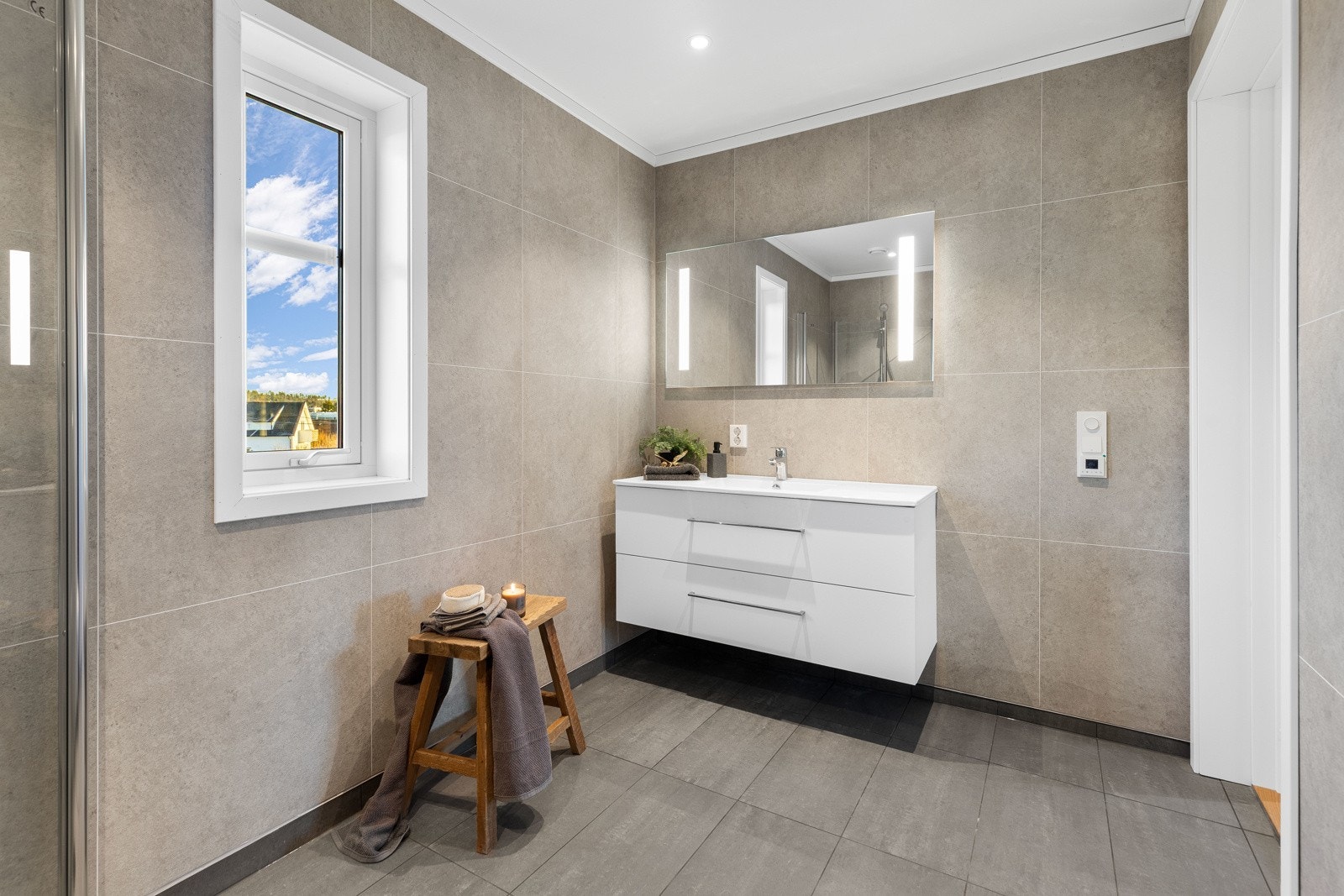 Vegghengt servant innredning og speil med lys. Galleribilde