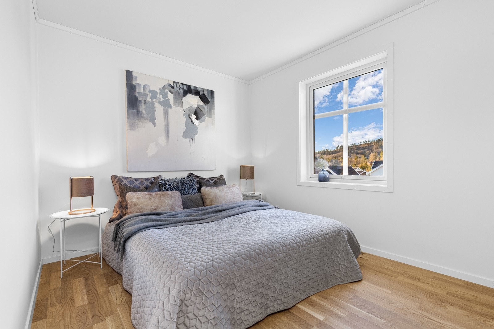 Soverom av god størrelse, malt i lyse farger. Galleribilde