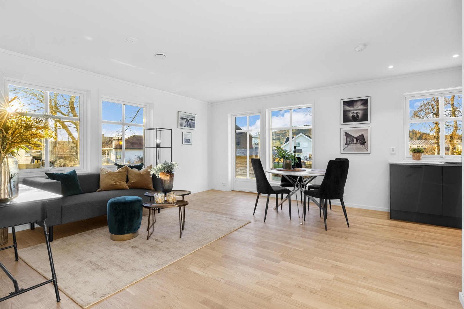 Stuen er pen og lys, det kommer mye naturlig lys inn de store vindusflatene. Galleribilde