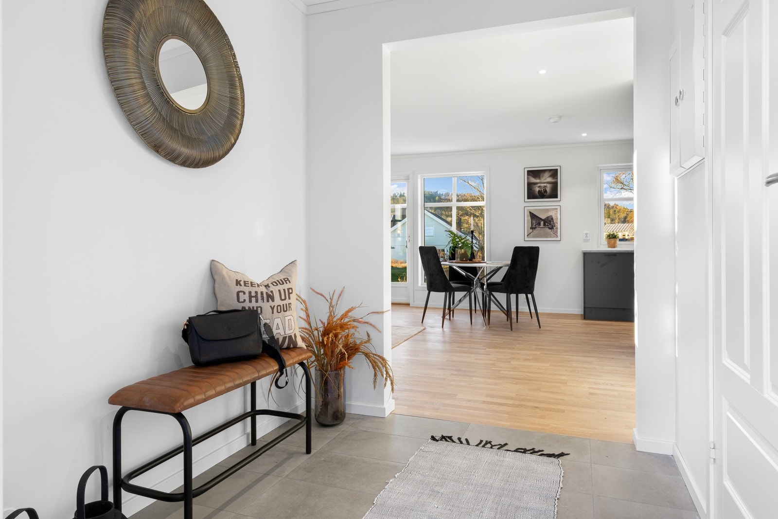 Velkommen inn! Stor gang med tilgang til vaskerom/wc. Galleribilde