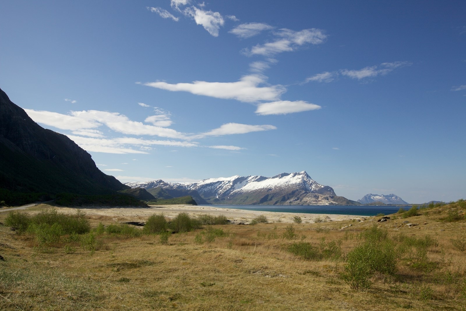 Hovedattraksjonen på Sandhornøy er langstranda med kritthvit sand og ca. 2 km lang. Stranda befinner seg nord på øya. Galleribilde