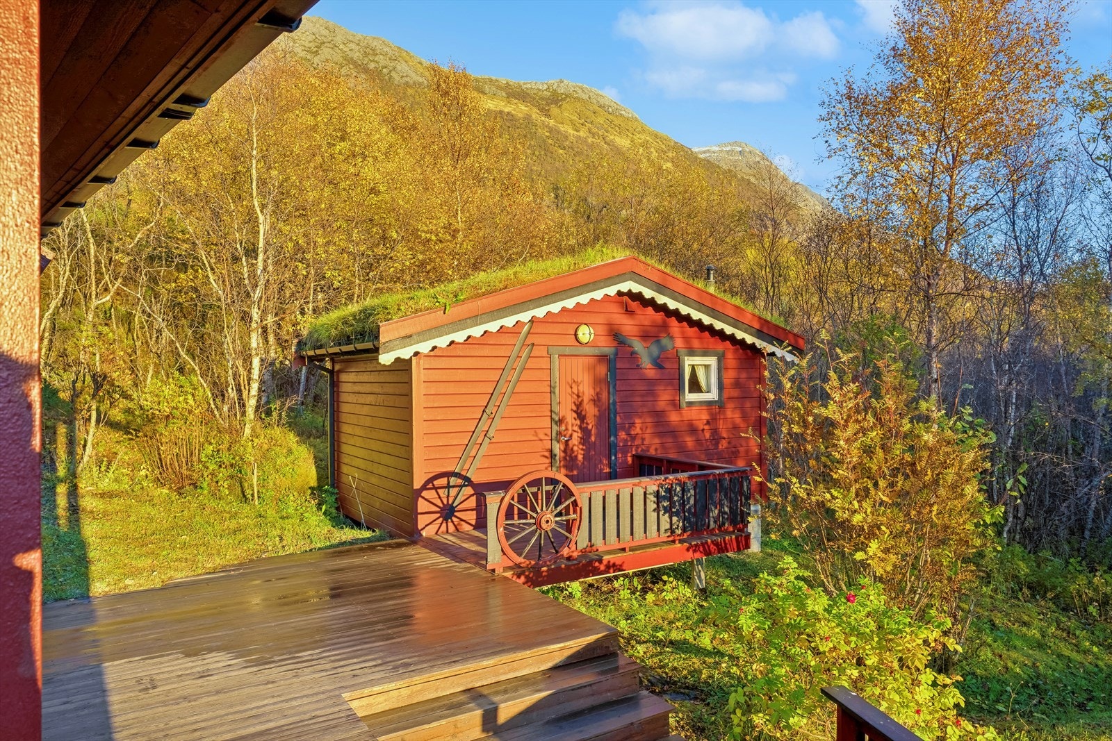 Terrassen strekker seg til annekset. Galleribilde
