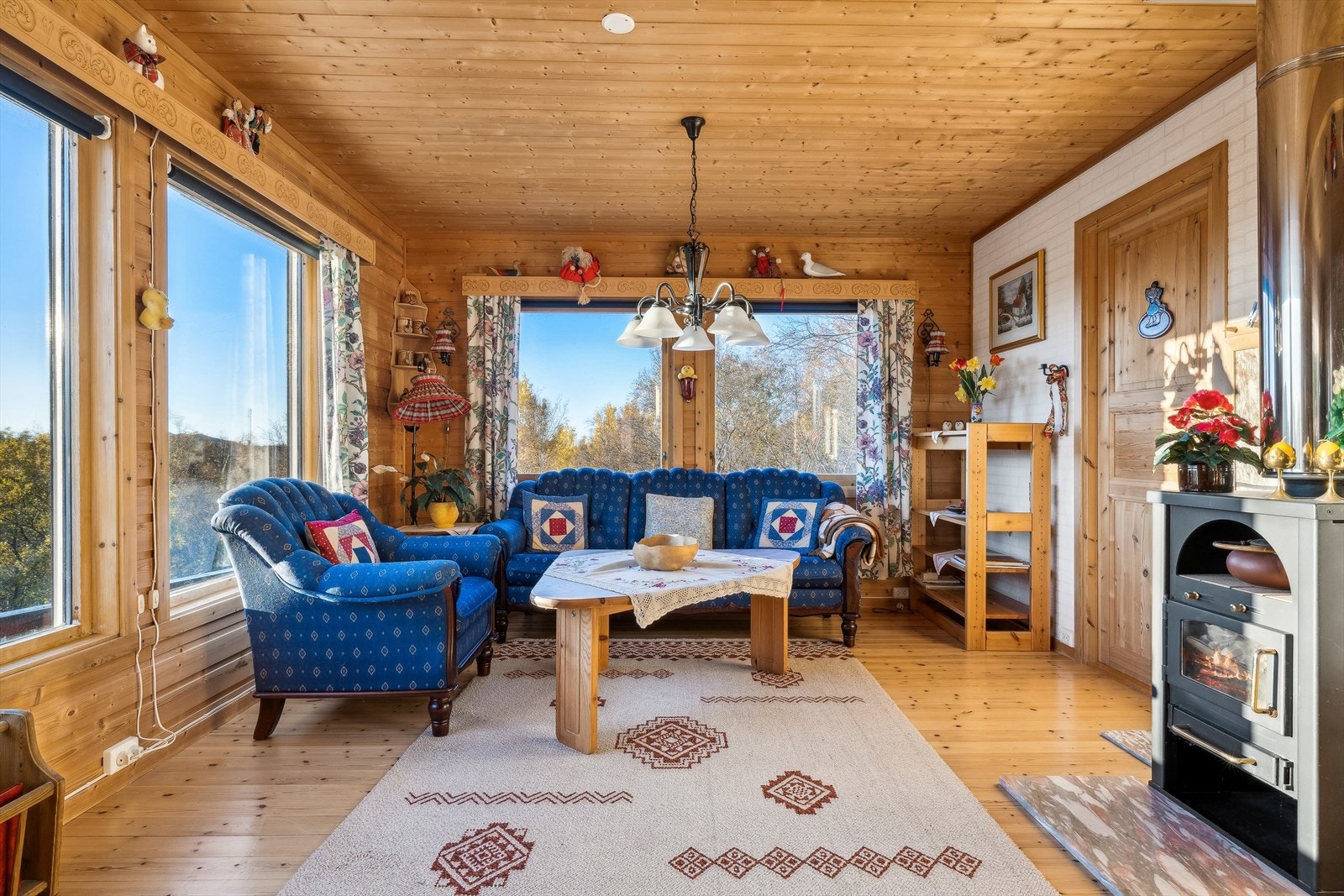 Varmes opp av flott vedovn dekorert av fauskemarmor, samt elektrisk oppvarming. Galleribilde