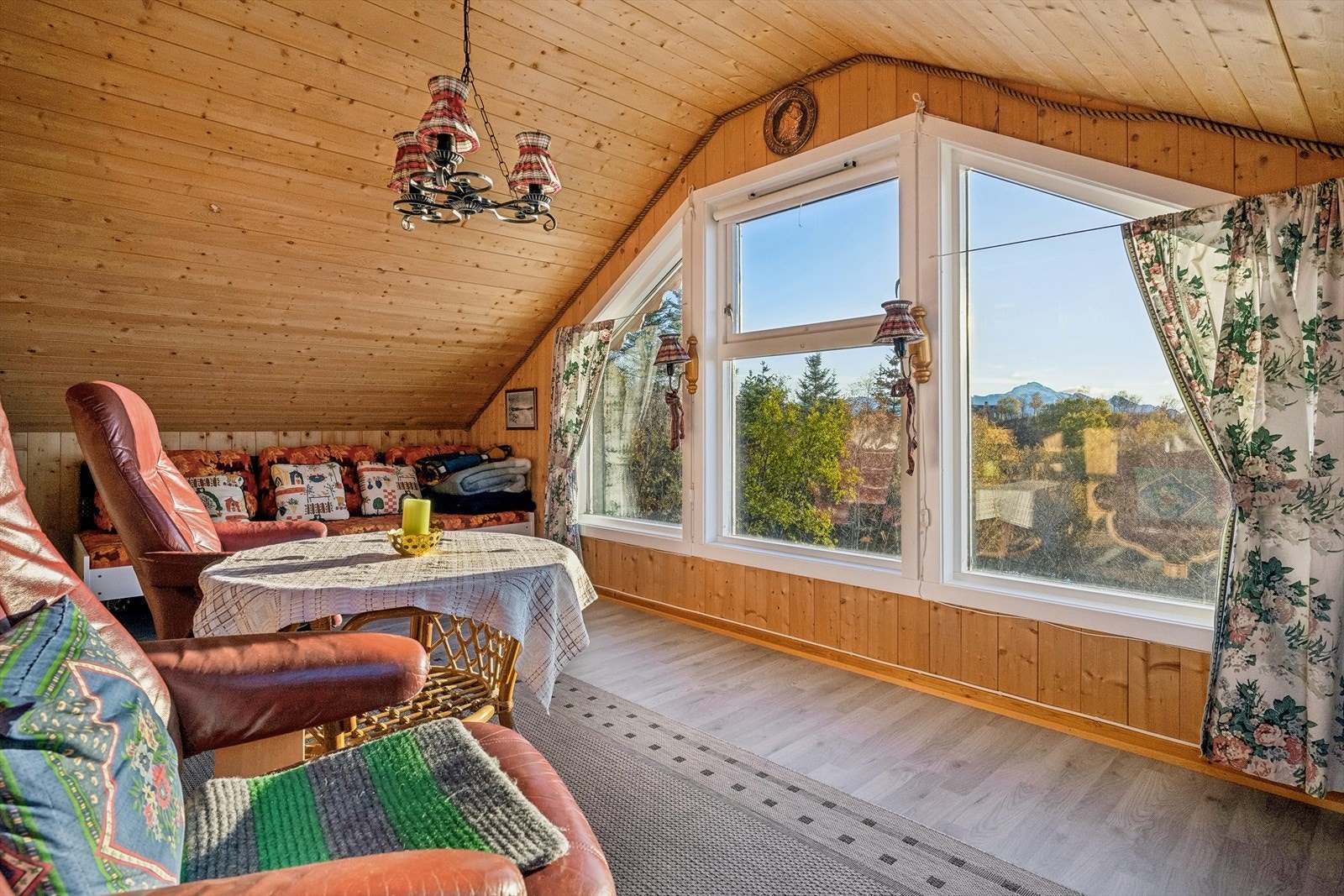 Stolene medfølger handelen. Galleribilde