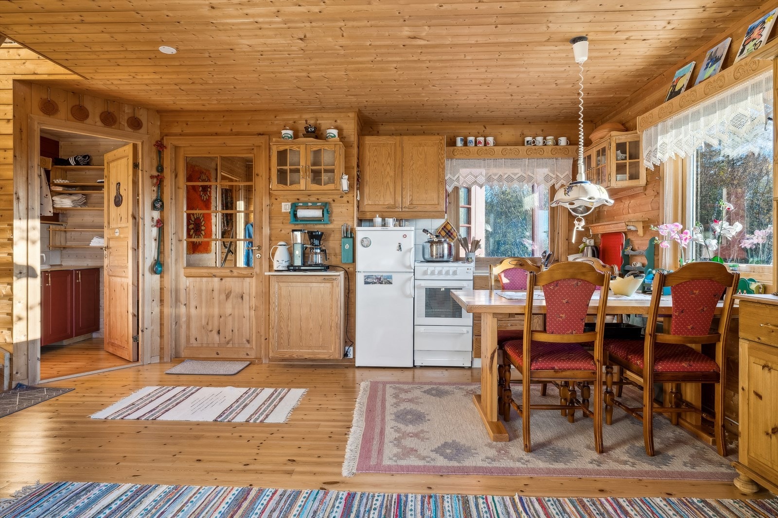 Spiseseksjonen er av nær tilknytning til kjøkken. Galleribilde