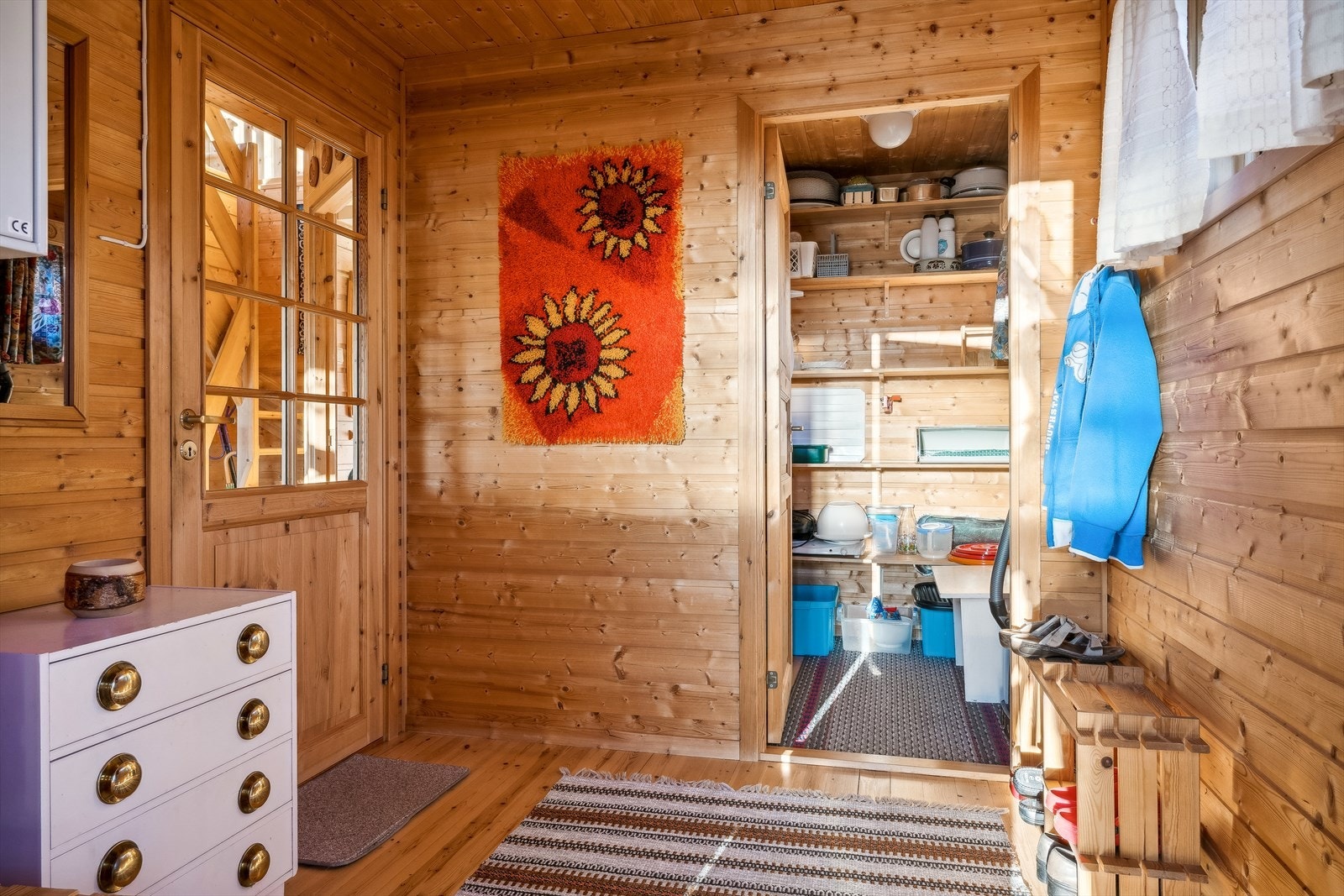 Koselig entre med praktisk matbod like ved. Sikringsskap til venstre med automatsikringer. Galleribilde