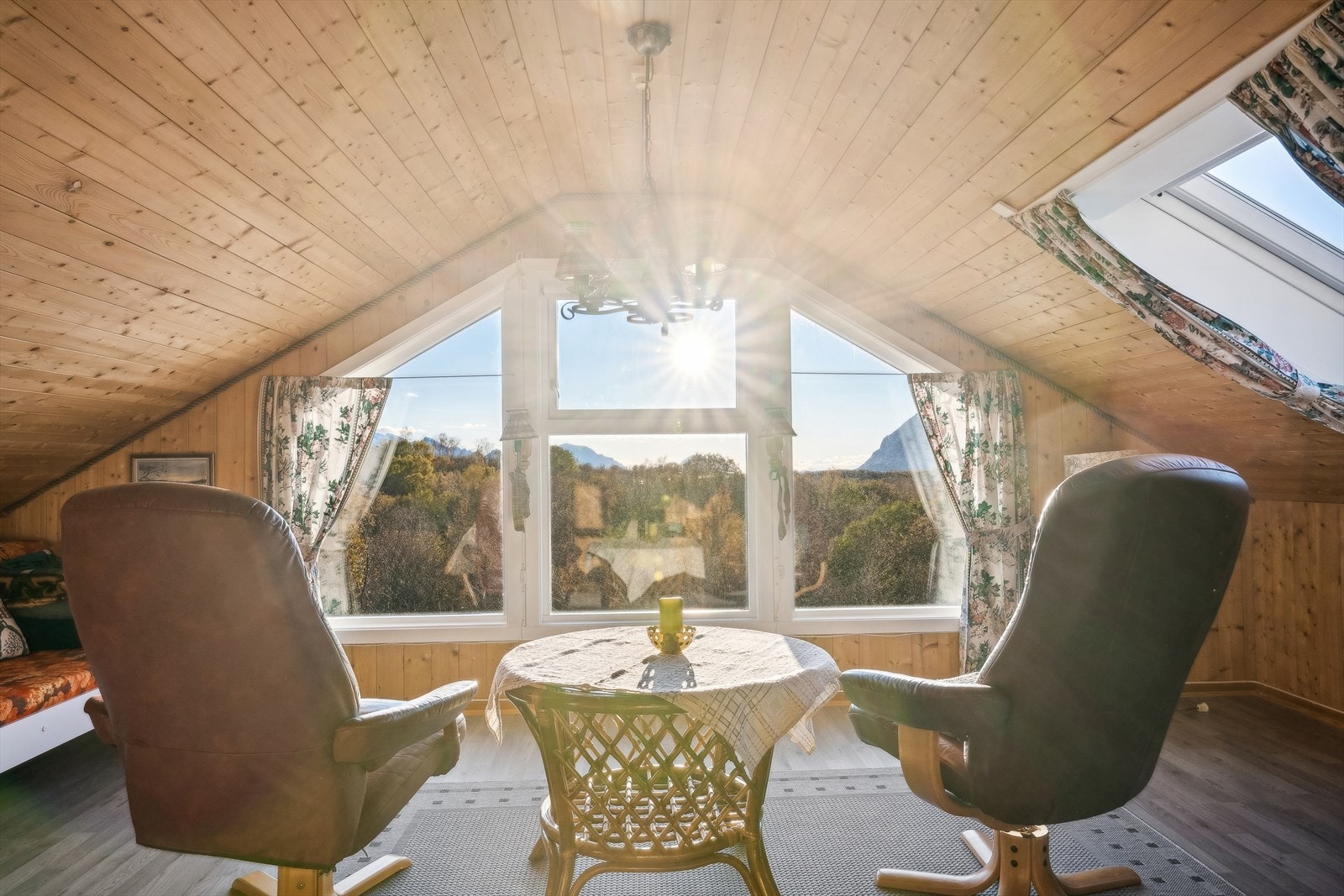 Loftsstue av romslig utførelse og nydelig utsikt mot Fugløya og nærområde. Galleribilde