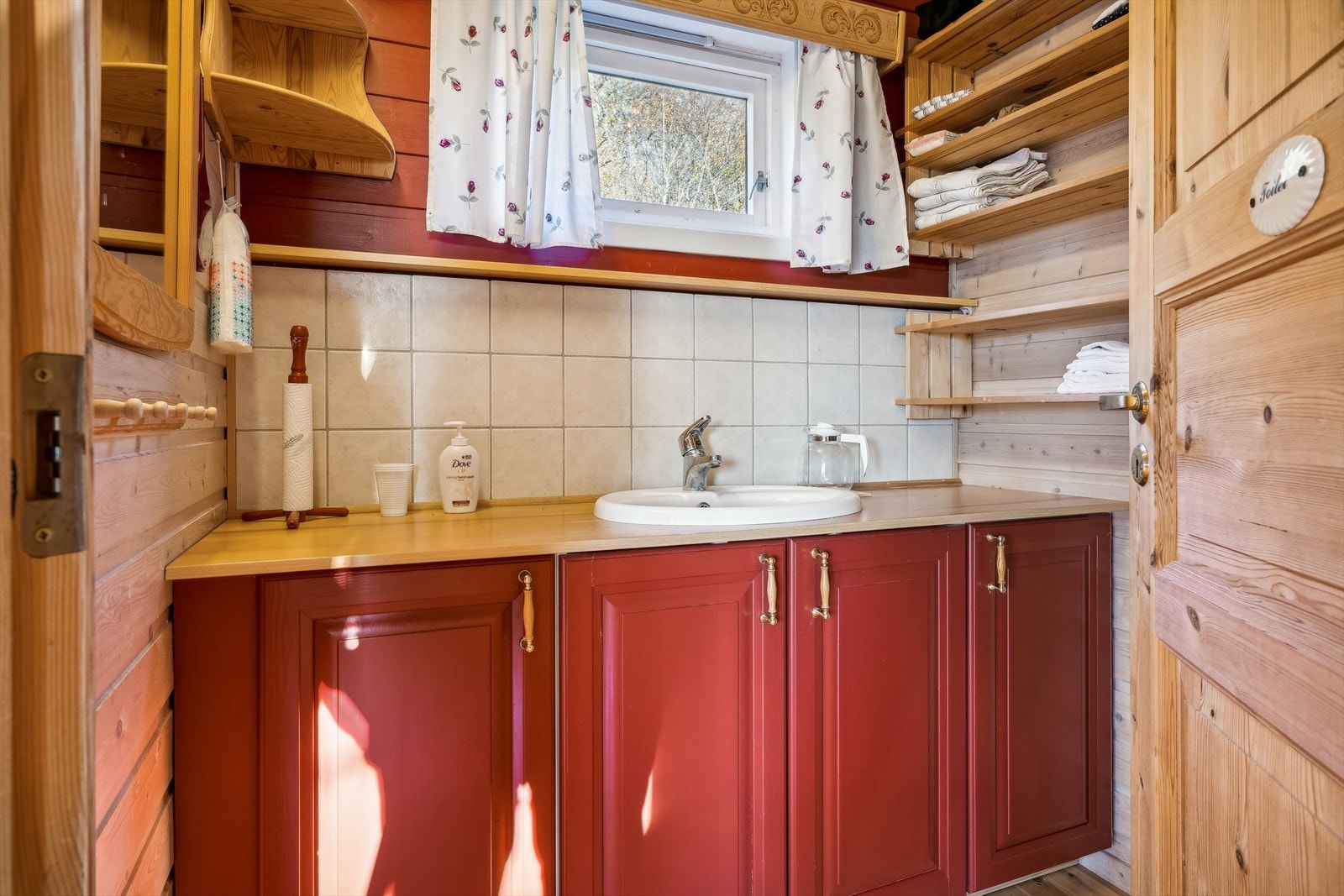 Eget toalettrom med nedfelt vask med vannpumpe og biotoalett. Galleribilde