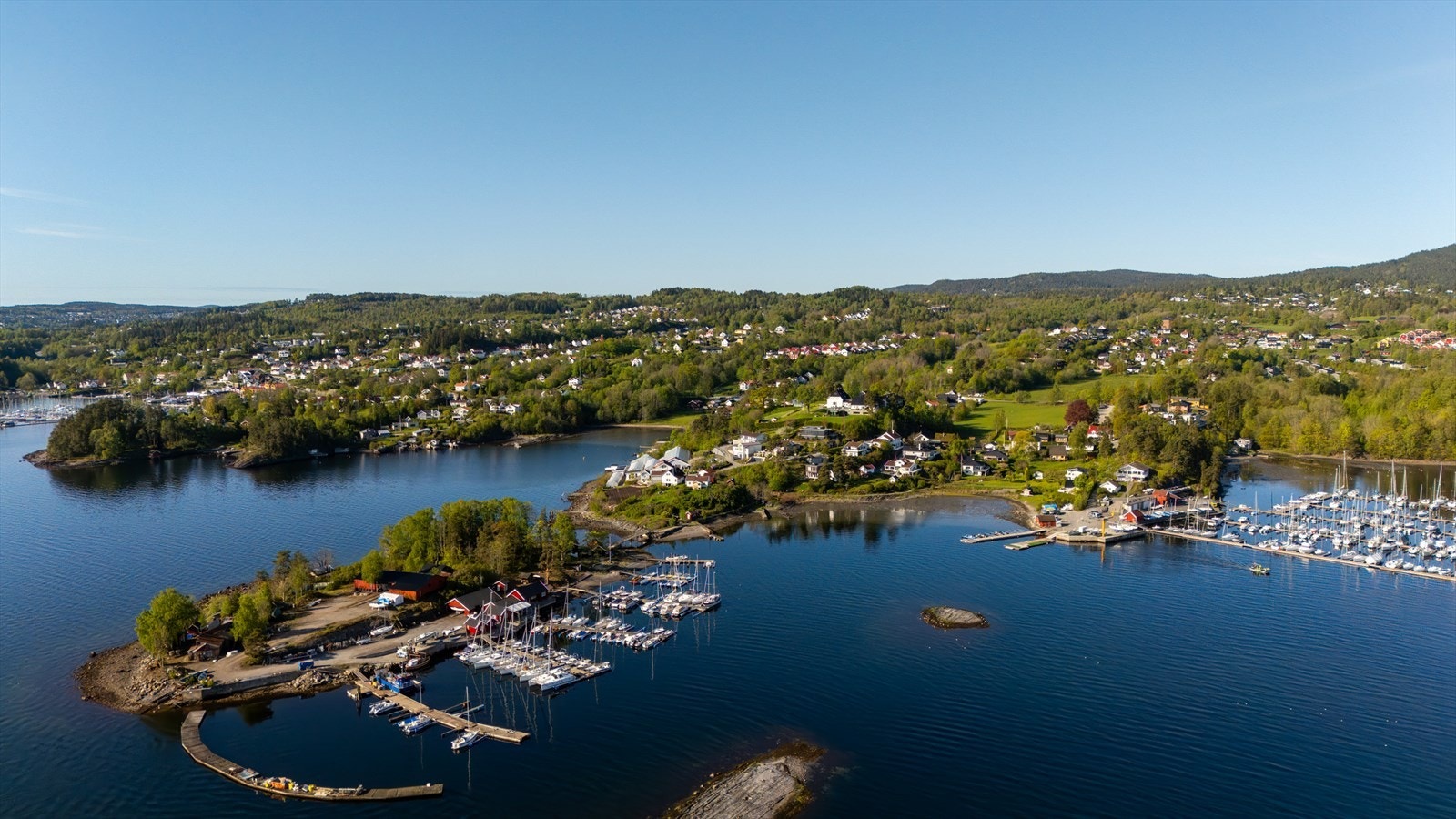 Den solrike tomten ligger innerst i en fredelig blindvei, ytterst på Trosvikodden, maritimt og skjermet med en spektakulær utsikt mot sjøen, Konglungen og Oslofjorden. Galleribilde