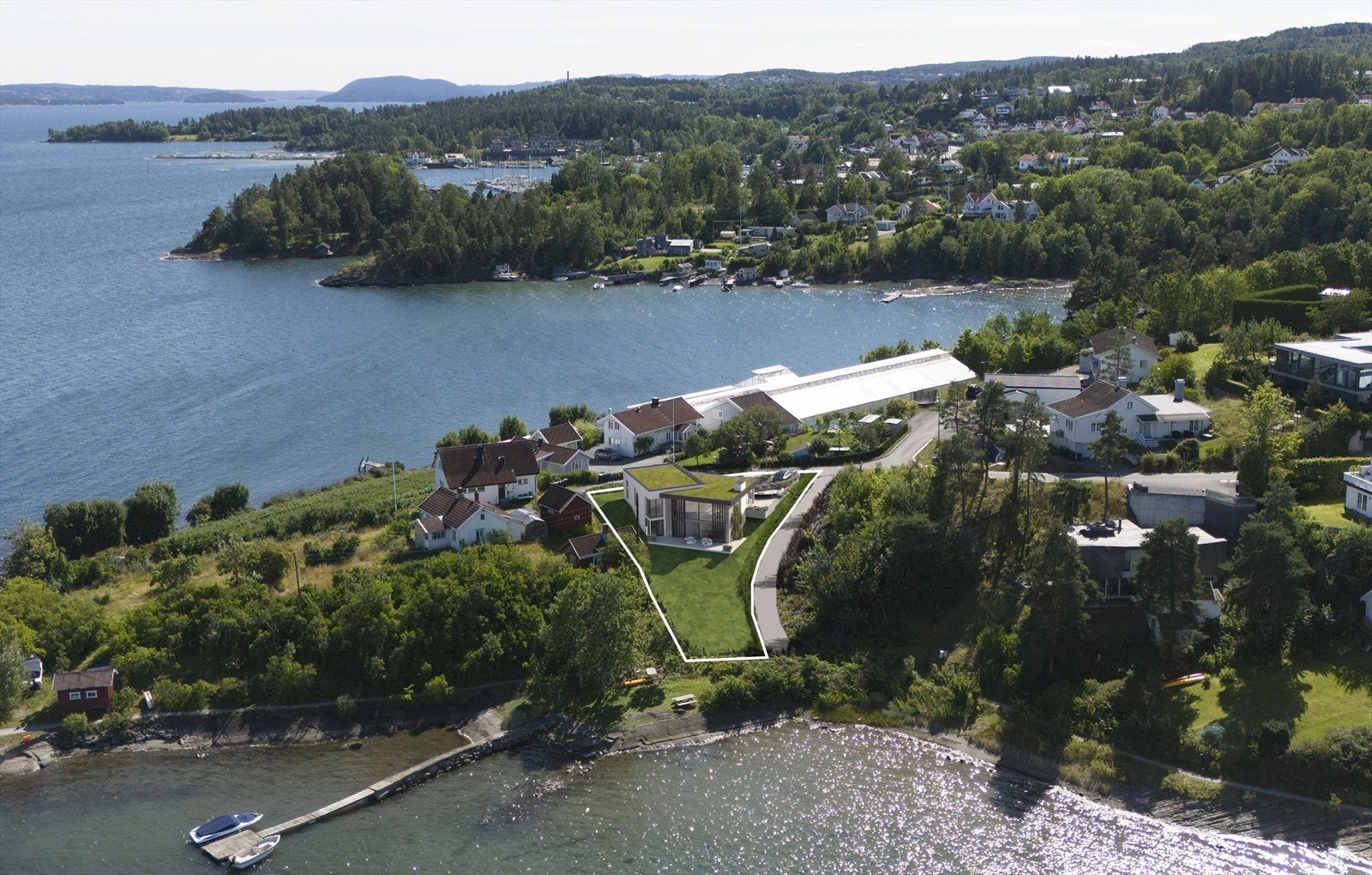 Huset får vestvendt plassering og ligger kun 35 meter fra vannkanten. Strenge reguleringer gjør dette til en svært sjelden mulighet. Galleribilde