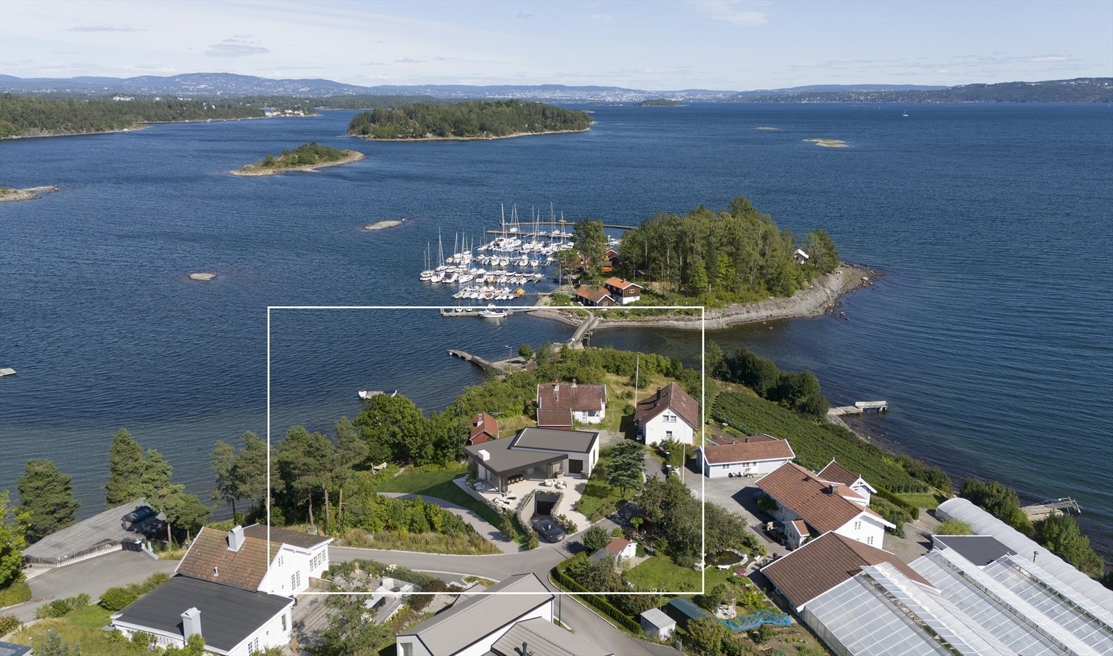 Ytterst på Trosvikodden, der fjorden glitrer og roen råder innerst i vakre Blakstadbukta, ligger denne sjeldne tomten, med strandrett, båtplass, perfekte solforhold og vidstrakt utsikt over Oslofjorden. Galleribilde