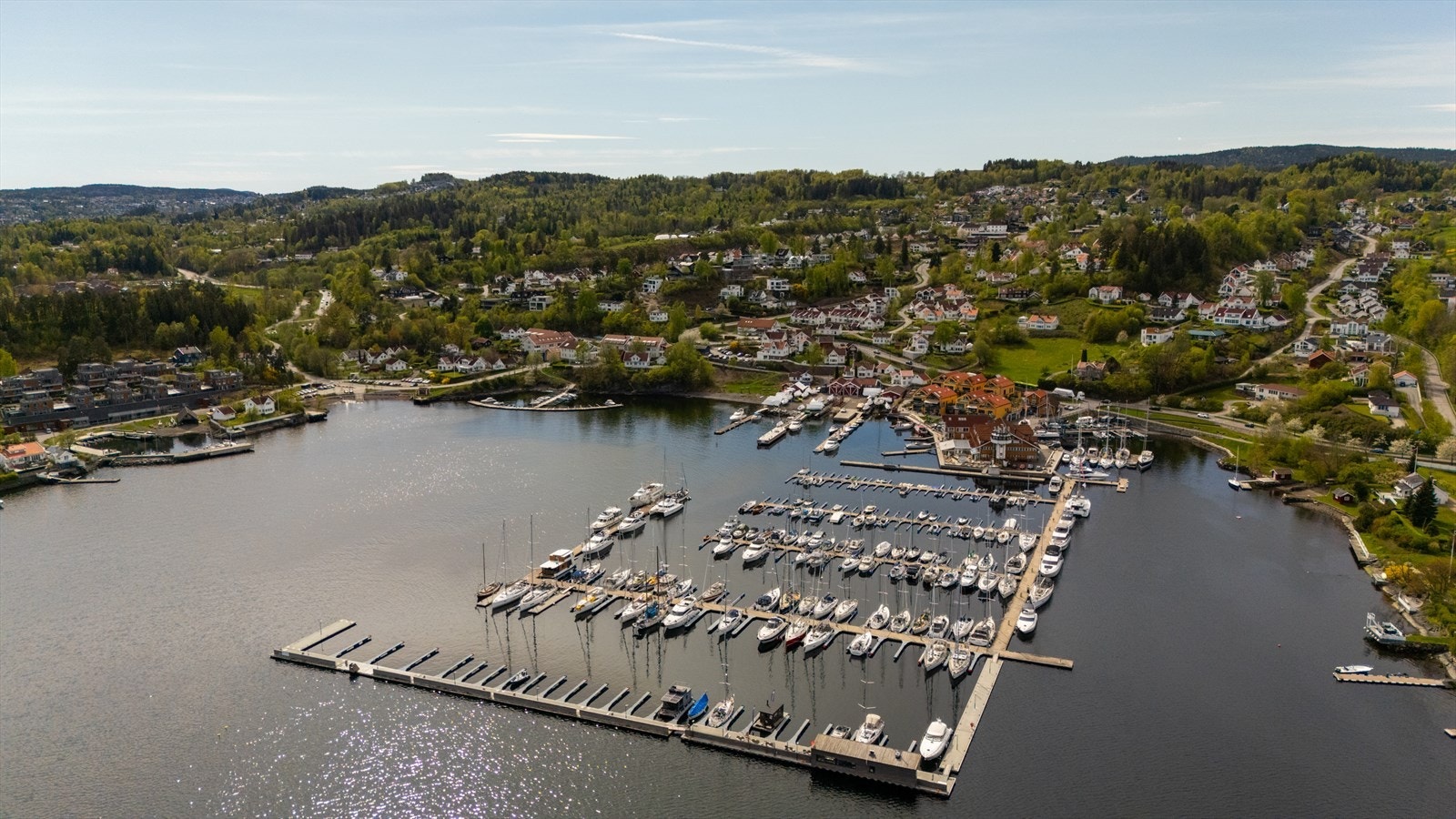 Ved Vollen Marina finner du treningssenter, restaurant og café. Galleribilde
