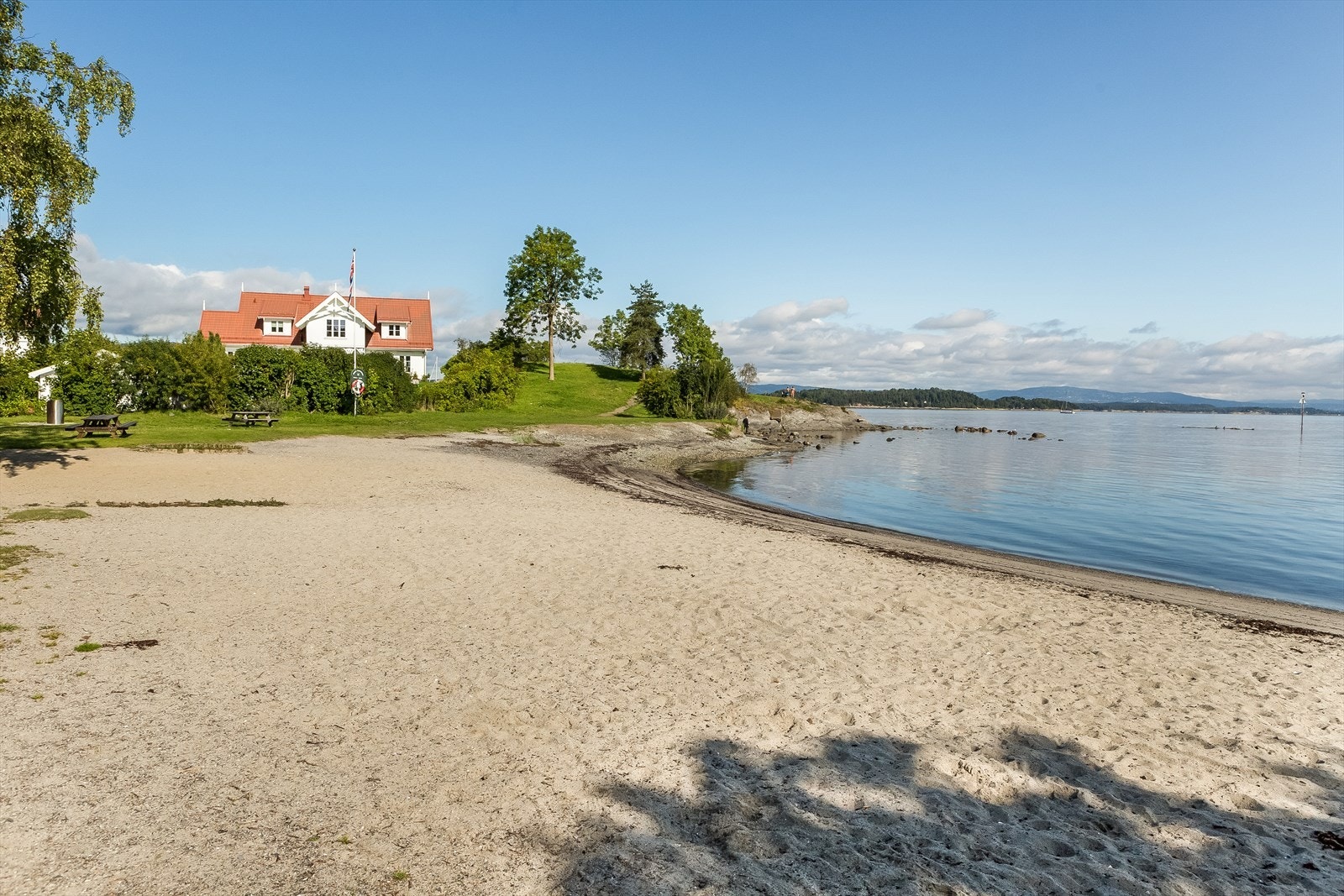Vollen er kjent for sitt fantastiske friluftsområde. Mot øst har man fjorden med båtliv, et mangfold av badeplasser og kystkultursti (går fra Holmen i Asker til Sætre i Hurum). Mot vest har man marka med lysløyper, skisenter og vakker natur. Galleribilde