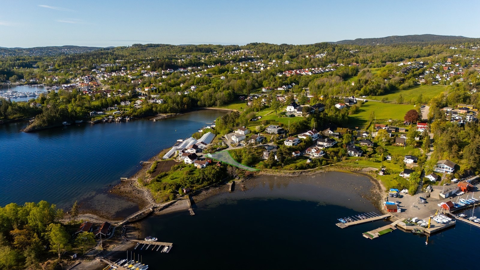 Strenge reguleringer gjør dette til en svært sjelden mulighet. Vei og infrastruktur er allerede på plass, og med strandrett, båtplass og brygge er rammene lagt for et hjem i særklasse - med fjorden som nærmeste nabo. Galleribilde