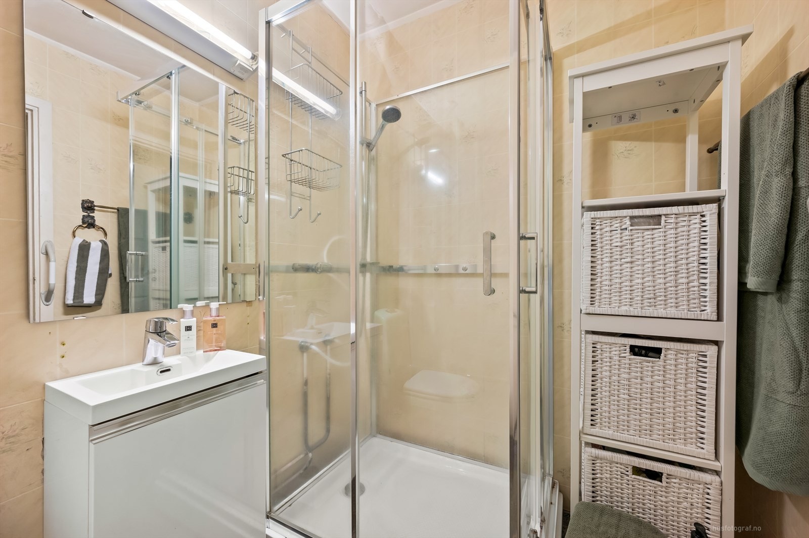 Baderom fra byggeår. Eier har satt inn toalett og dusjkabinett, og det er påbegynt oppussing. Galleribilde