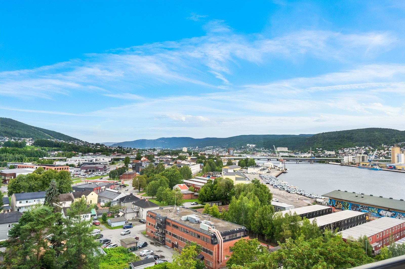 Leiligheten har meget god intern beliggenhet i toppetasje, med gode solforhold og nydelig utsikt. Galleribilde