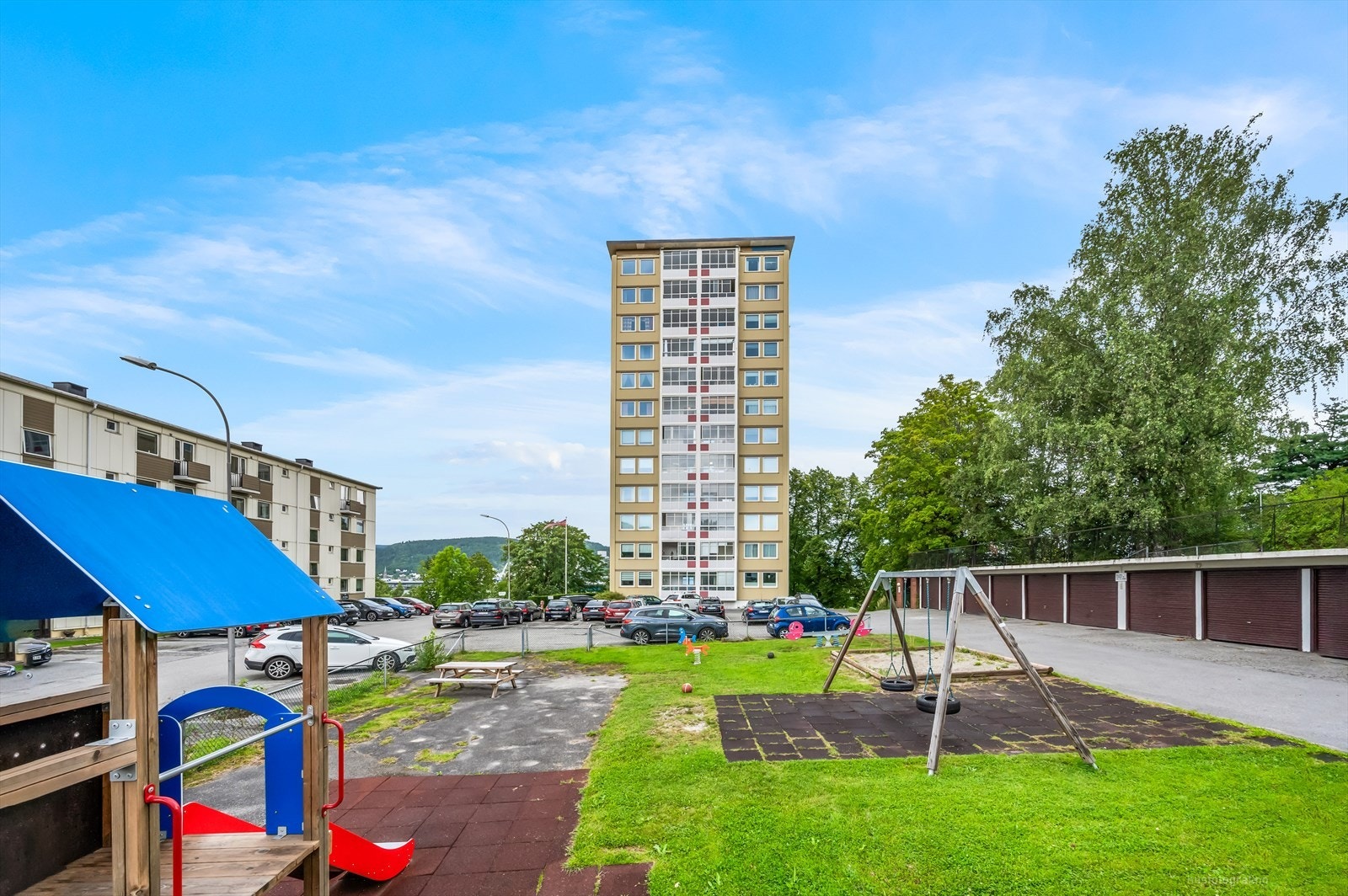 Parkering ihht borettslaget og områdets bestemmelser. Det er ingen faste plasser i borettslaget. For øvrige biler og gjester, henvises disse til gjesteparkering (skråparkeringen) foran lekeplassen. Galleribilde