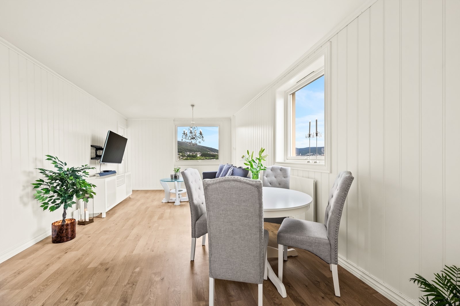 Stuen holder god romslighet med tilstrekkelig plass for både en behagelig sofagruppe og lesekrok og et spisebord. Galleribilde