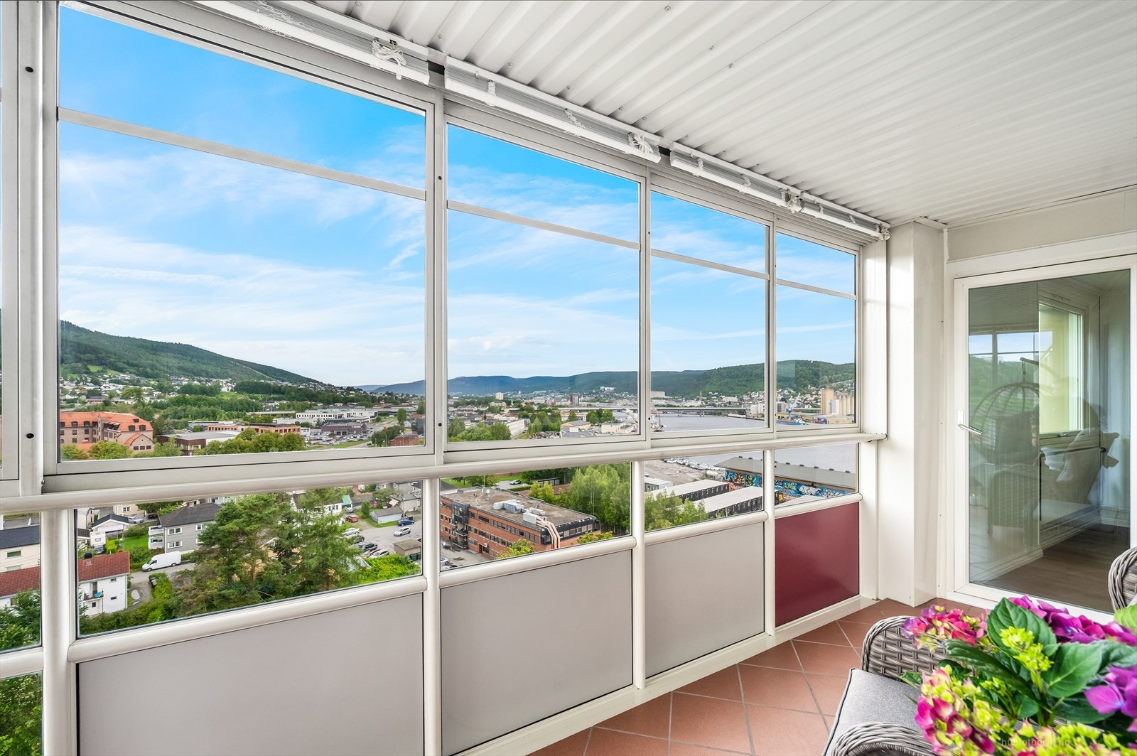 Fra stuen er det dirkete utgang til en hyggelig innglasset balkong, som fungerer fint som en forlengelse av stuen. Galleribilde