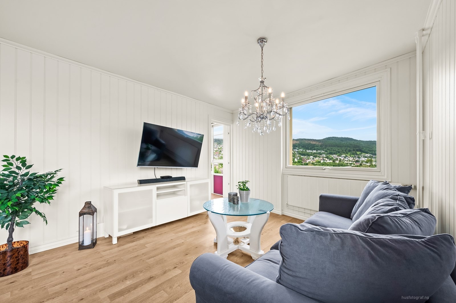 Leiligheten har en delvis åpen stue/kjøkken løsning som bidrar til en sosial tilværelse. Galleribilde