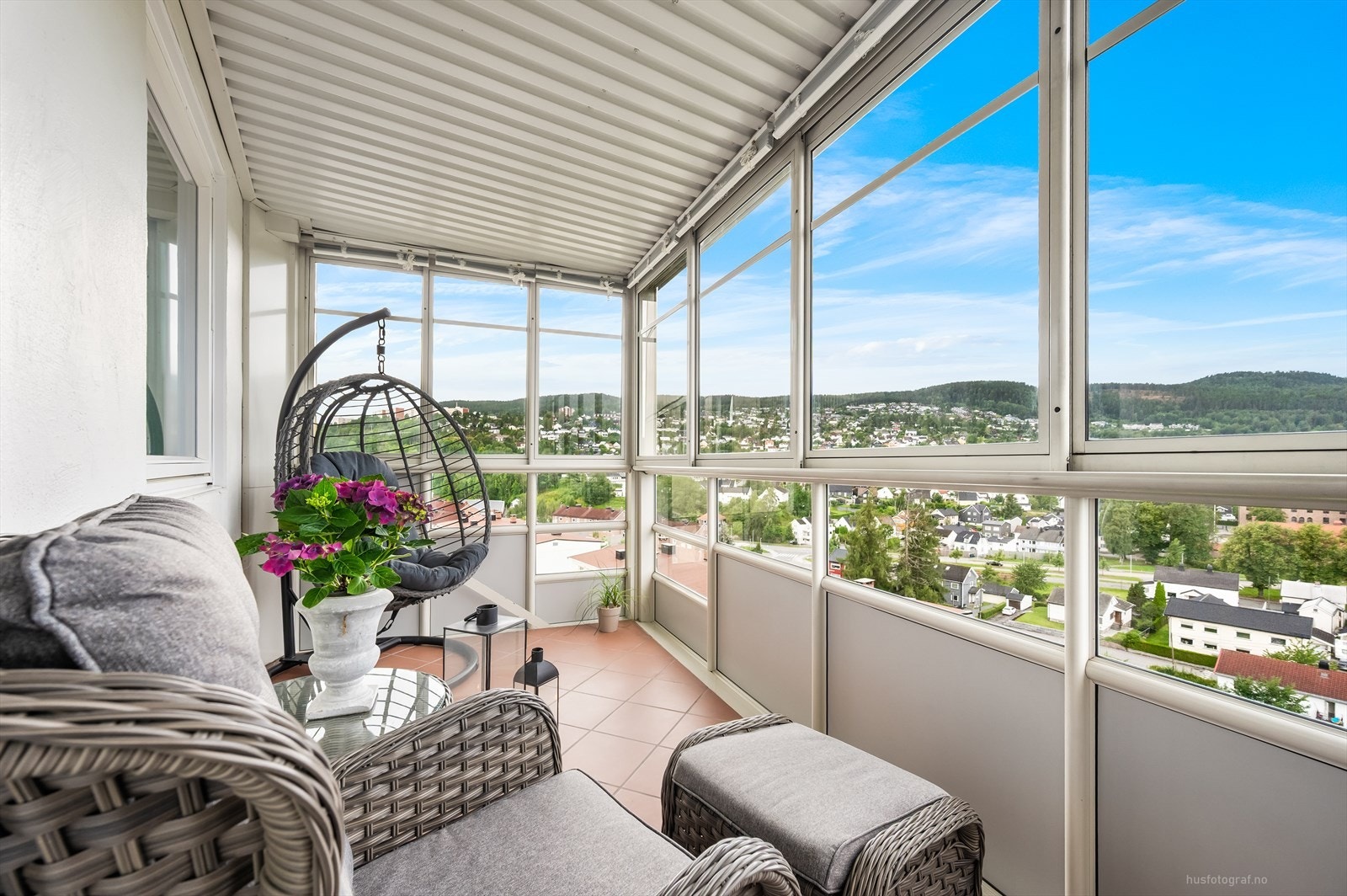 Delikat leilighet med nydelig utsikt - Solrik balkong med beste internbeliggenhet - 2 soverom - "Alt" inkl i felleskost! Galleribilde