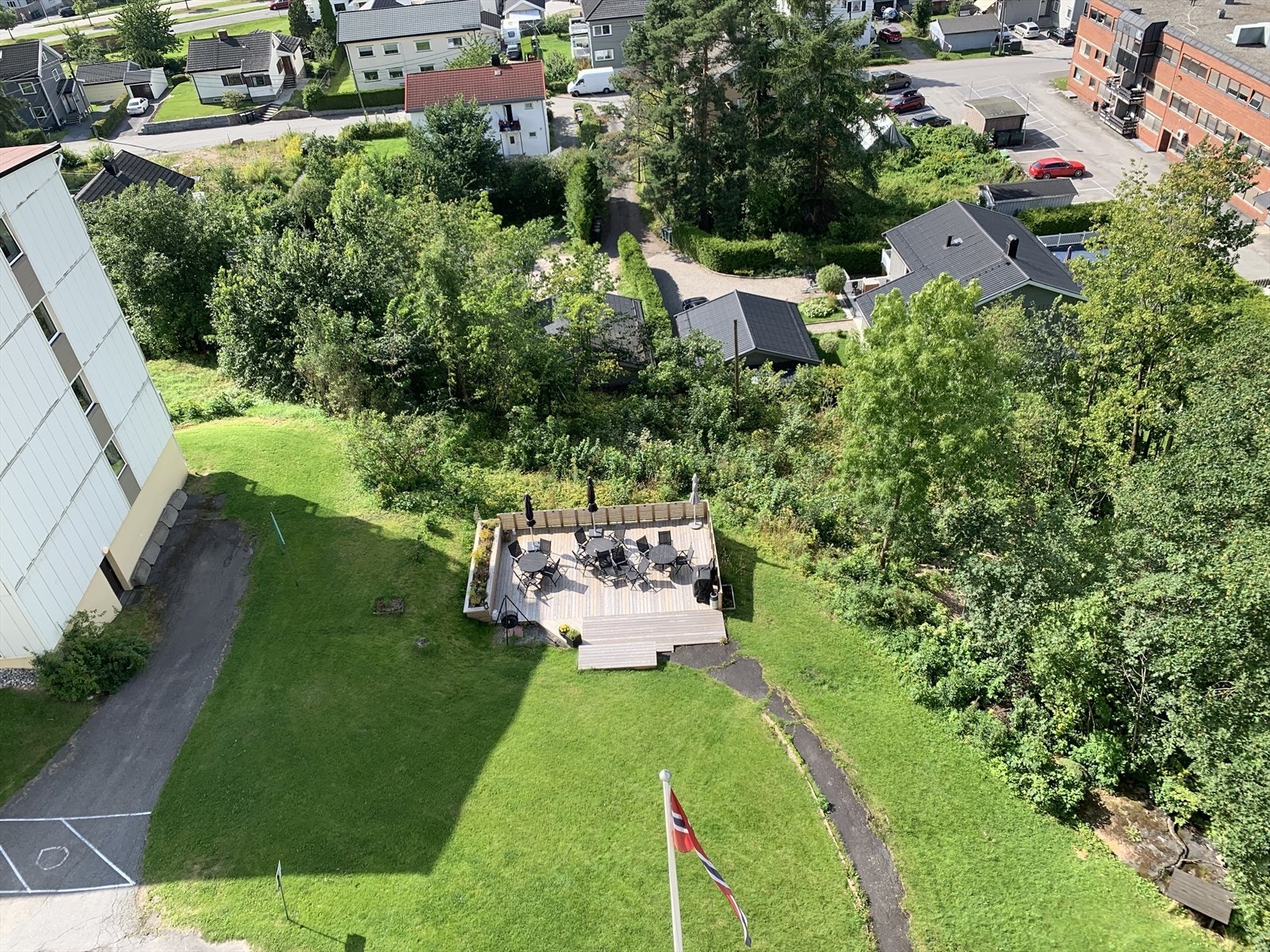 Nyoppusset og flott felles uteplass. Galleribilde