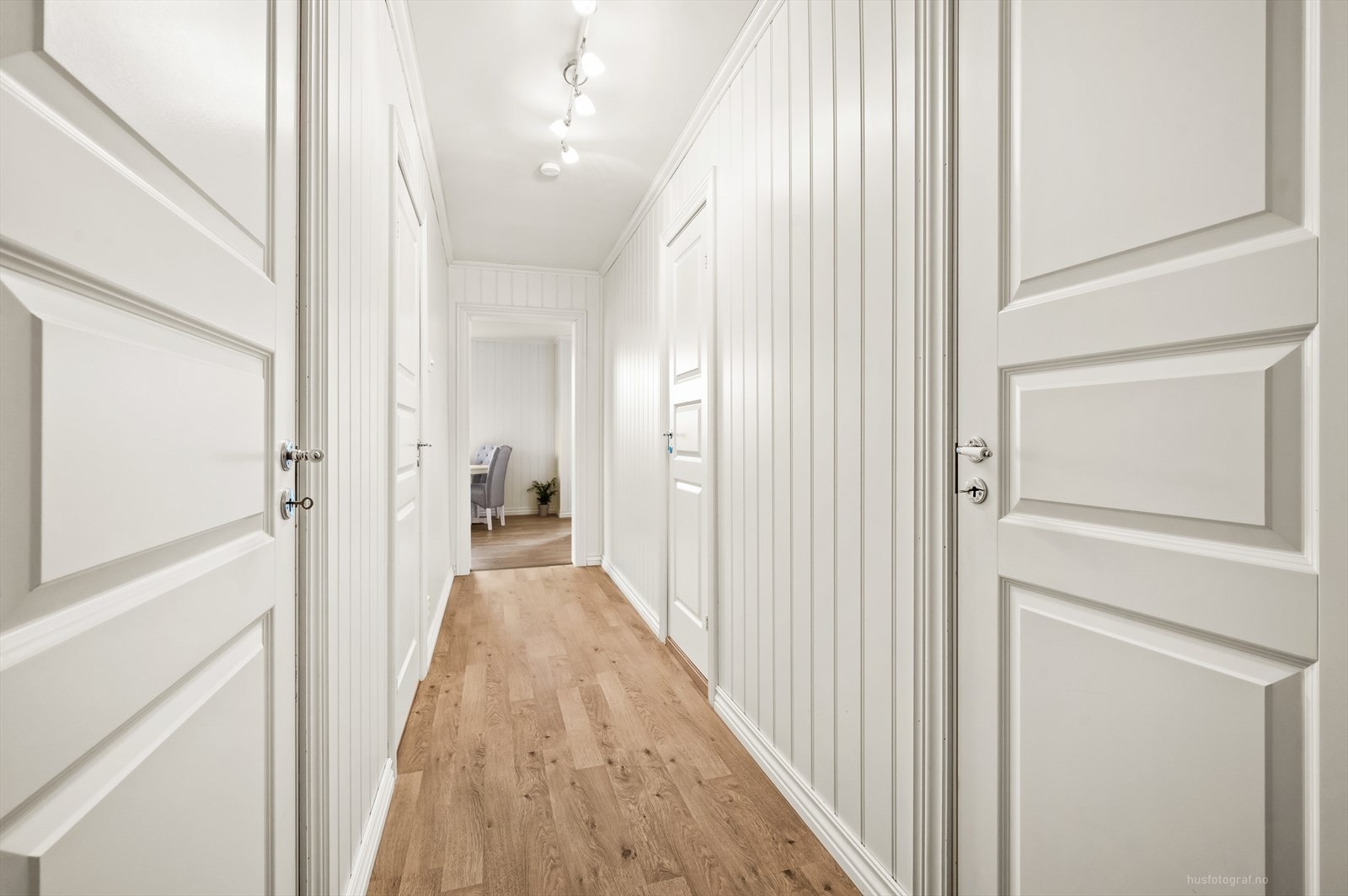 Velkommen inn! Leiligheten har en enkel adkomst via heis til leilighetsplan. Galleribilde